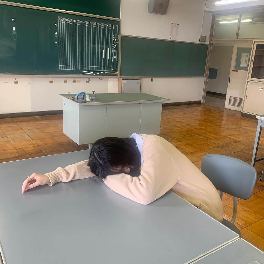 増田小春さんのインスタグラム写真 - (増田小春Instagram)「先生の席借りました🏫💕  別れの時期は寂しいものです。笑 私はとっても苦手です。笑  私は通っていた高校によく顔を出しに行くのですが、 暖かく迎えてくれる先生たちがとっても大好きです🐣  #こはる #制服 #職員室」3月26日 22時36分 - koha_0303