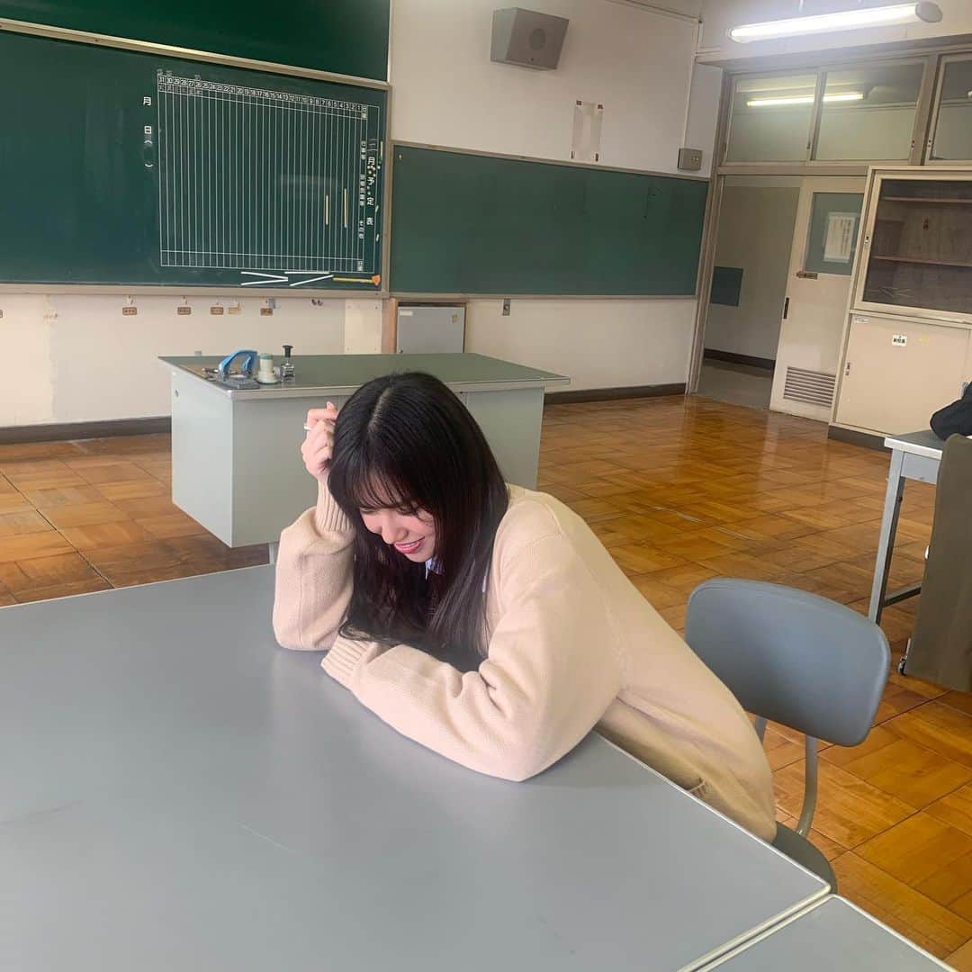 増田小春さんのインスタグラム写真 - (増田小春Instagram)「先生の席借りました🏫💕  別れの時期は寂しいものです。笑 私はとっても苦手です。笑  私は通っていた高校によく顔を出しに行くのですが、 暖かく迎えてくれる先生たちがとっても大好きです🐣  #こはる #制服 #職員室」3月26日 22時36分 - koha_0303