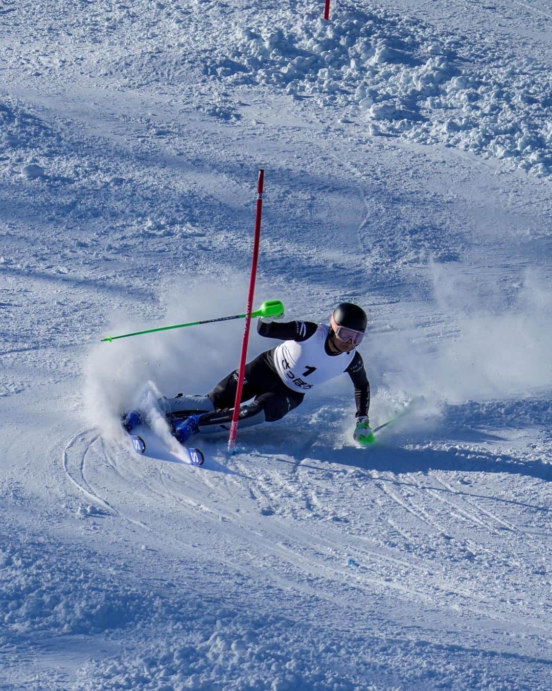 佐々木明のインスタグラム：「curve line. 1/3  Photographer @neilhartmann  #powderridingskill  Powderを滑る時のライディングがまだ出てしまいます。」