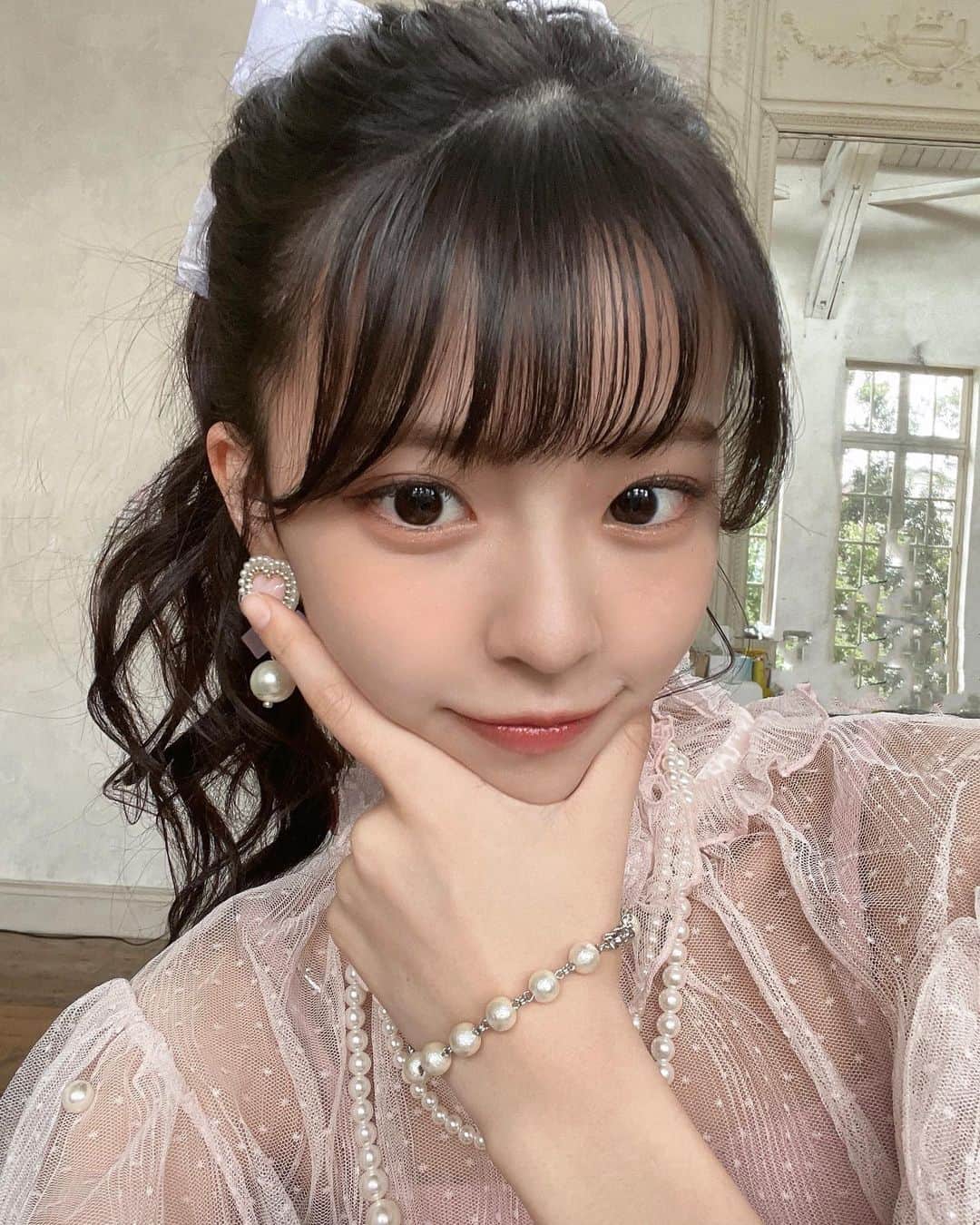 桜田彩叶のインスタグラム：「りぷりっぷるのオフショット 💞 イヤリング特に可愛い 🎀   #アイドル  #アイドル衣装  #pink #ポニーテール  #♡」