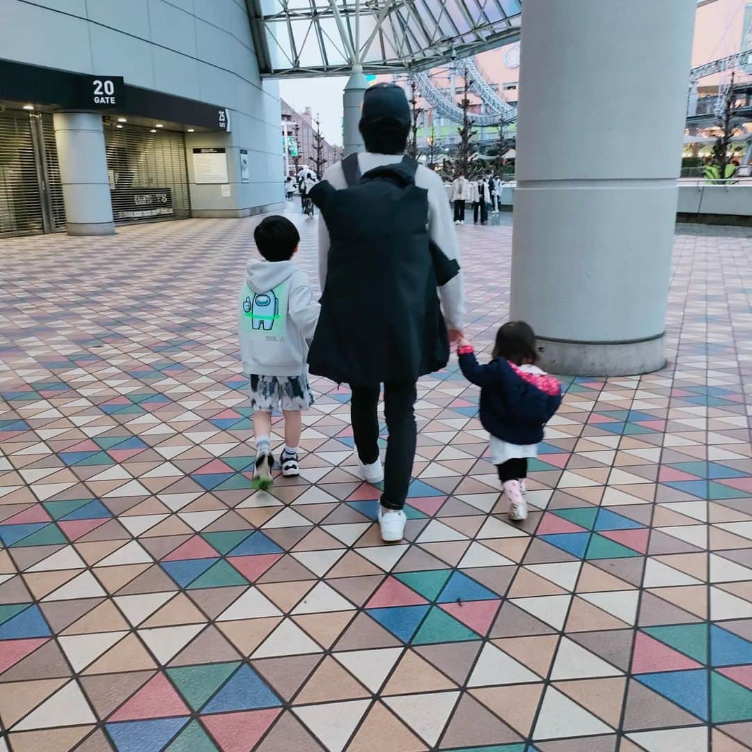 工藤里紗のインスタグラム：「人として格好良い姿。  2、抱っこ紐でだっこ&おんぶ 3、羨ましい🤤 子育てしてる方、本当に凄い Respectです🙏 #甥っ子 #姪っ子」