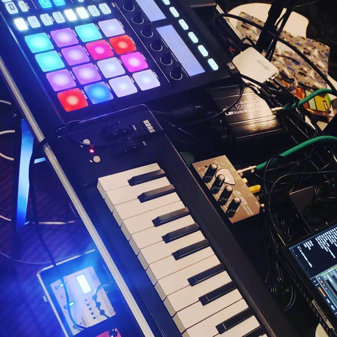 アナンダ・ジェイコブズのインスタグラム：「Only a wee bit of a digital music mess! Music performances this Saturday 4/1 and next month 5/6♪in Tokyo  #musicproducerlife #anandajacobsmusic #synthmusic #indiepopartist」