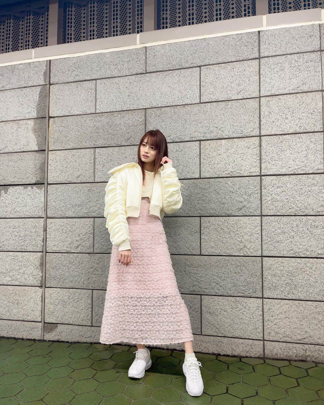 藤田いろはのインスタグラム：「髪の毛インナー入れてきた🌸✨ よりインナーカラーが見えるように上も少しカットしたよー！ やりたい髪色のために着々と何ヶ月も準備してて、だからずっとピンクだったんだけど、今回ブリーチしてもその赤みがしっかり残ってくれて色入れたからまじ綺麗だしまじめちゃくちゃかわいい💗 ⁡ ⁡ ⁡ ⁡ まだこれやりたい髪色の最終形態ではないからもう少し派手になっていくんだけど、やりたいのやり切ったら多分暗くする🐰 黒髪派の人はもう少しお待ちを」