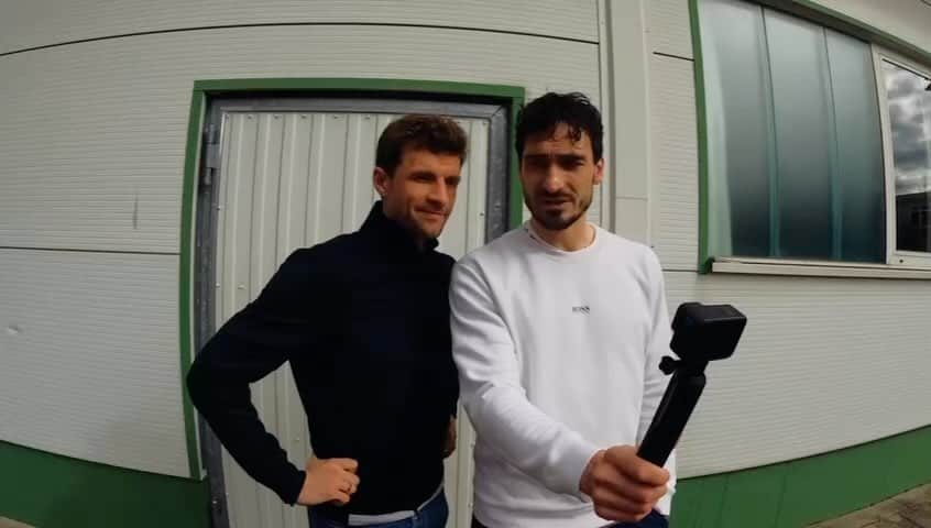マッツ・フメルスのインスタグラム：「Don’t call it a comeback. Wir haben die kurze Pause genutzt um endlich wieder Content auf allerhöchstem Niveau zu liefern und den seht ihr hier https://youtu.be/Q3AljNK9tL4 auf @esmuellert ‘s YouTube 🥌」