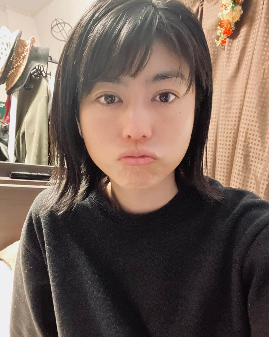 芳野友美さんのインスタグラム写真 - (芳野友美Instagram)「今日も雨かぁ～。の顔（笑） 　 ここ数日お天気良くないから#晴天 が恋しくなってます。 けど明日以降は雨マーク消えてたからちょっと嬉しい☺︎ 　 昨夜のドバイ、日本馬の活躍嬉しかったですねー！！ そして#高松宮記念 も予想通りの混戦で見応えのあるレースでした☆ 1着とは思ってなかったけど・・・#注目馬 #ファストフォース が勝利して嬉しかったです。 お陰で#ワイド馬券的中 したよーーー🎯」3月26日 22時54分 - yumi_yoshino_1980