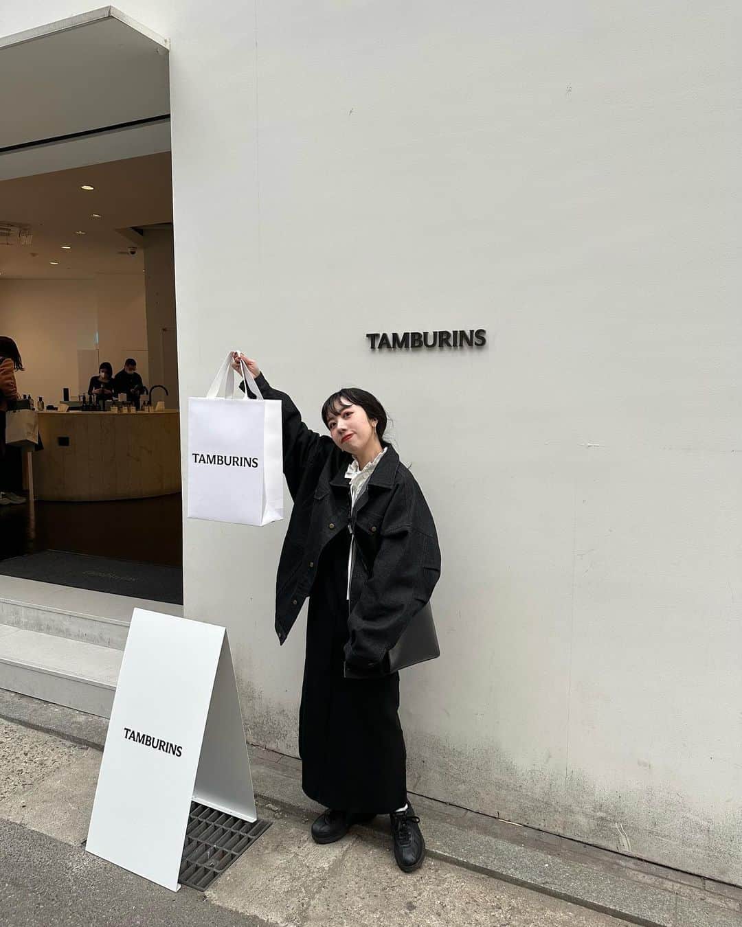 kannnaのインスタグラム：「韓国にしか店舗がないところを 順番に🕺🏻🕺🏻 おめあてのtambourins♡ お土産にもオススメ！ また載せます♪  今はチキンテイクアウト待ちなう🥡 最後の写真はタクシー止めてるわたち。」