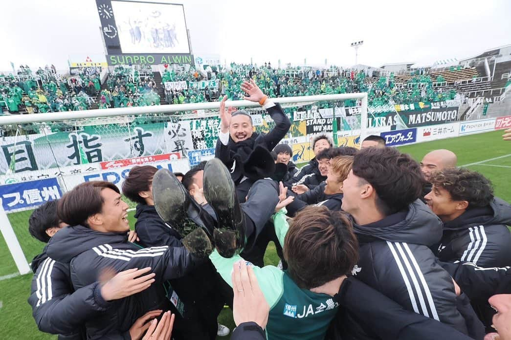 安田理大のインスタグラム：「3/26(Sun.) 明治安田生命J3リーグ 松本山雅FC-テゲバジャーロ宮崎の試合後に「安田理大引退セレモニー」をして頂きました。 一年しか在籍していないし、活躍もしていない僕のためにこんなにも素晴らしい舞台を用意していただいたことに本当に感謝しています。 サッカー選手のキャリアの一番最後のクラブが松本山雅で良かったと心から思っています。 Jリーグの中でもSpecialなファン・サポーターがいるクラブにこれたこと、恩師である名波さんの元でプレーできたこと、そして松本の街が大好きになったこと、もうこれ以上は無いと思い清々しい気持ちで引退を決断することができました。 6,000人を越えるファン・サポーター(引退セレモニーの時には4,000人くらいやったけど笑)、全然関係のない僕に拍手とコールをくれたテゲバジャーロ宮崎のファン・サポーター、そして霜田監督を筆頭に松本山雅FCのフロント・スタッフ・選手のみんな、本当にありがとうございました！！ いつまでもOne soulの気持ちを胸に、常に挑戦者の気持ちで、雷鳥の如く俺は俺の頂を目指します！ 　 　 安田理大 　 #明治安田生命j3リーグ #松本山雅 #テゲバジャーロ宮崎 #安田理大 #dsports」