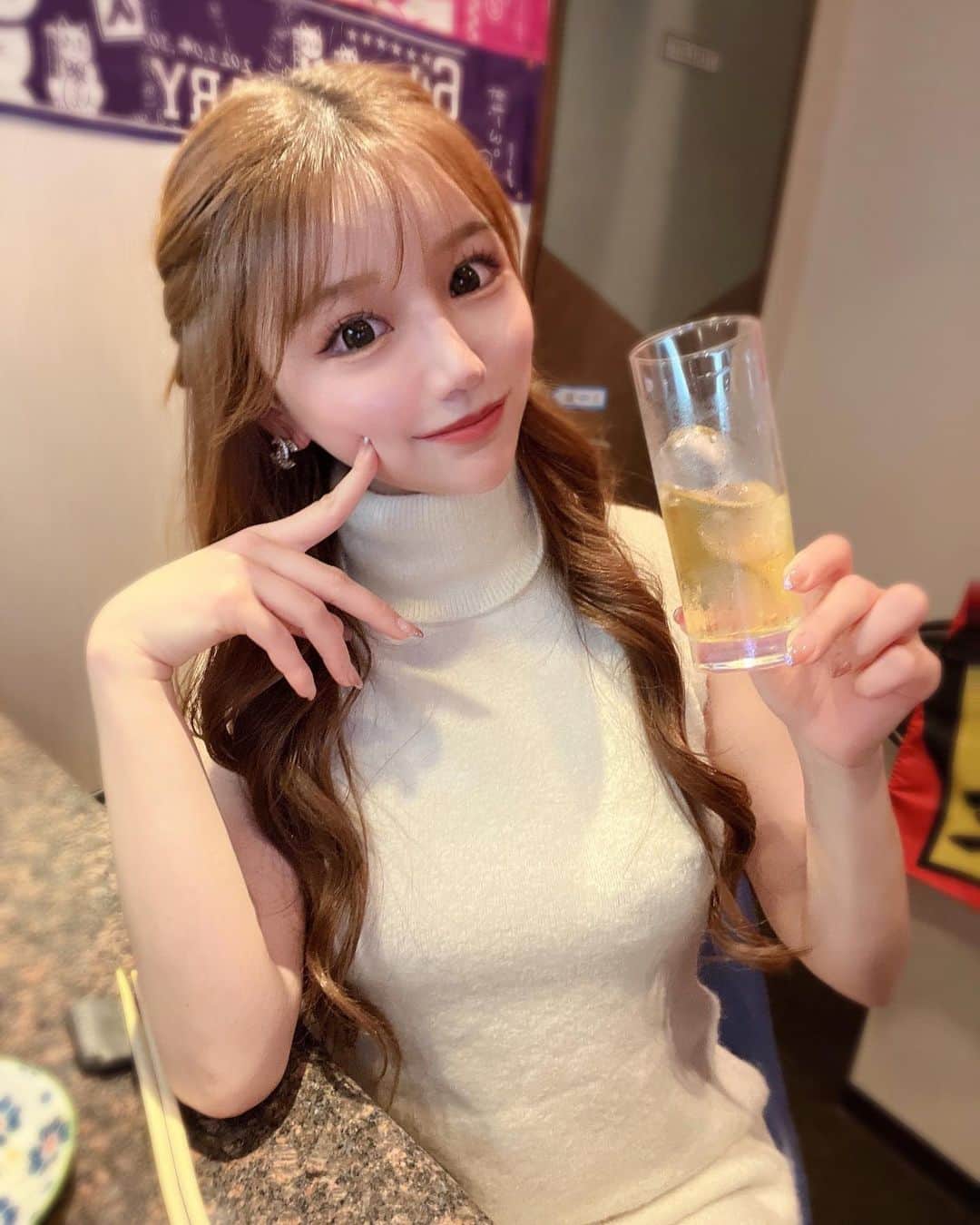 のインスタグラム：「営業終わりの一コマ 居酒屋さん巡りにハマっている🤭 入ったこと無いお店はいるのって ドキドキするけど経験増える✨️  ハイネック苦しくてずっと ビョーンって伸ばしてた🤣   #骨ストハイネック似合わん  #祇園 #祇園キャバクラ #キャバ #京都 #大阪 #キャバ嬢  #カイザー #カイザーグループ」