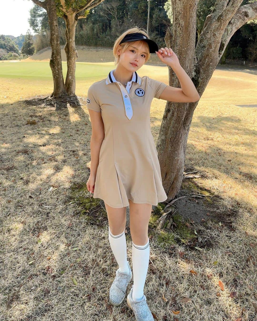 あやごるふのインスタグラム：「こちらの可愛すぎるワンピースは 4/1（土）発売です🌸 ⁡ 襟のラインとか凝ってて可愛すぎる🥹 あと、スカートの丈は良い短さで中途半端でもなく、 とても絶妙で足長効果大です🙆‍♀️ ⁡ ⁡ #cpg #cpgapparel #シーピージー #シーピージーゴルフ #cpggolf」
