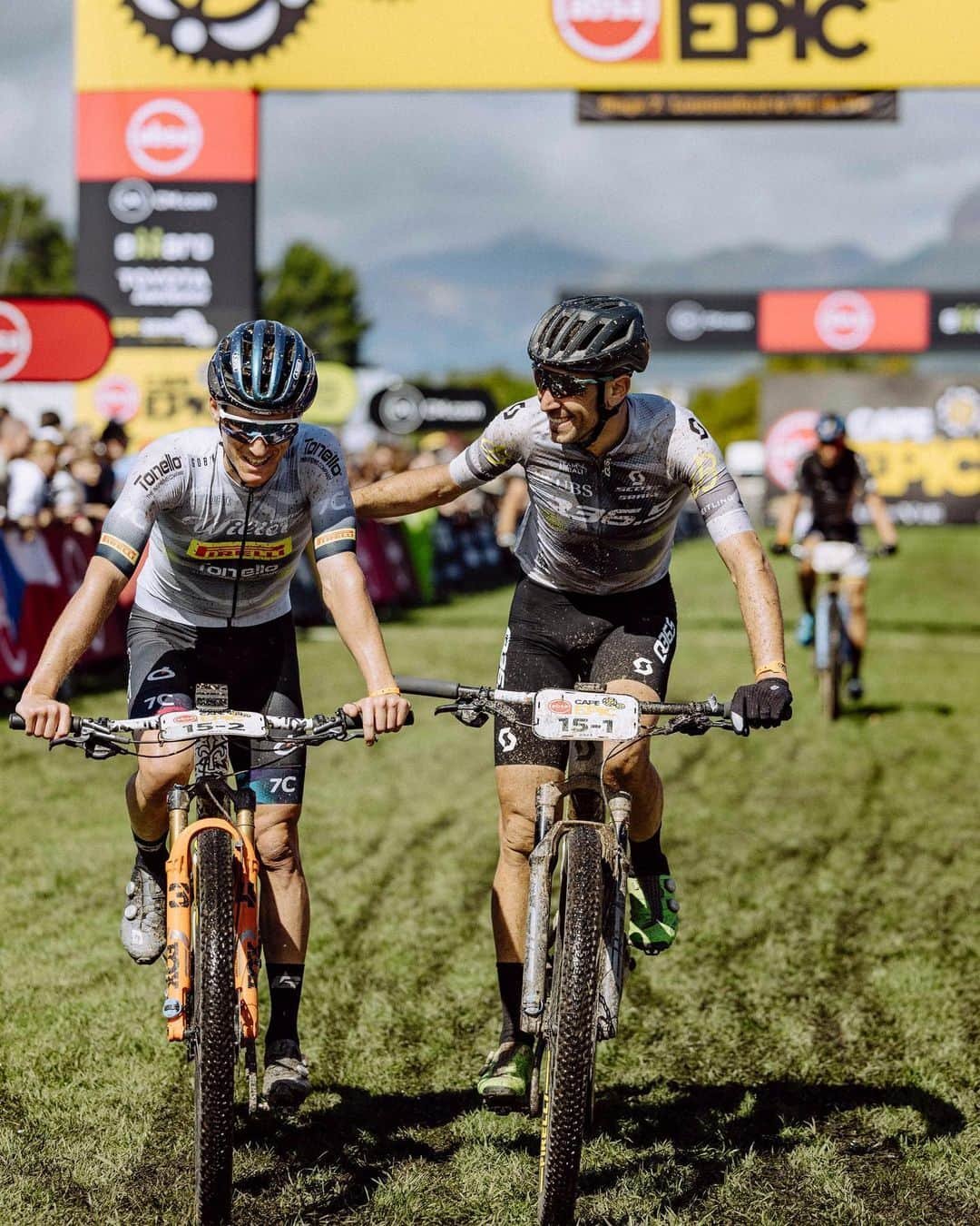 ヴィンチェンツォ・ニバリのインスタグラム：「My team mate @porrosamuele and I finished this amazing @capeepic. For me it was the first real MTB race, it was 8 intense tiring days, in some difficult stretches, I covered fantastic itineraries, incredible landscapes that will always remain in my heart. Thanks to all sponsors e partner @q36_5 @garmin @bikeonscott @syncrosbike @breitling breitling @amacxsportsnutrition technical assistance @kurt.mechanic and last but not least to my Therapist @yuriscanna A dutiful thanks goes to the @wilierpirelli Team for their assistance all these days. See you next time @capeepic.  Io e il mio compagno @porrosamuele abbiamo ultimato questa incredibile @capeepic. Per me è stata la prima e vera gara in MTB, sono stati 8 giorni intensi, faticosi, in alcuni tratti difficili, ho percorso itinerari fantastici, paesaggi incredibili che sempre rimarranno nel mio cuore. Grazie a tutti gli sponsor, @q36_5 @bikeonscott @garmin @breitling all'assitenza tecnica @kurt.mechanic e non ultimo al mio Therapist @yuriscanna. Un ringraziamento doveroso va al Team @wilierpirelli per l'assistenza di tutti questi giorni.Ci vediamo alla prossima @capeepic  #race #southafrica #travel #mountains  #team #performance #landscape #energy #cycling #mtb」