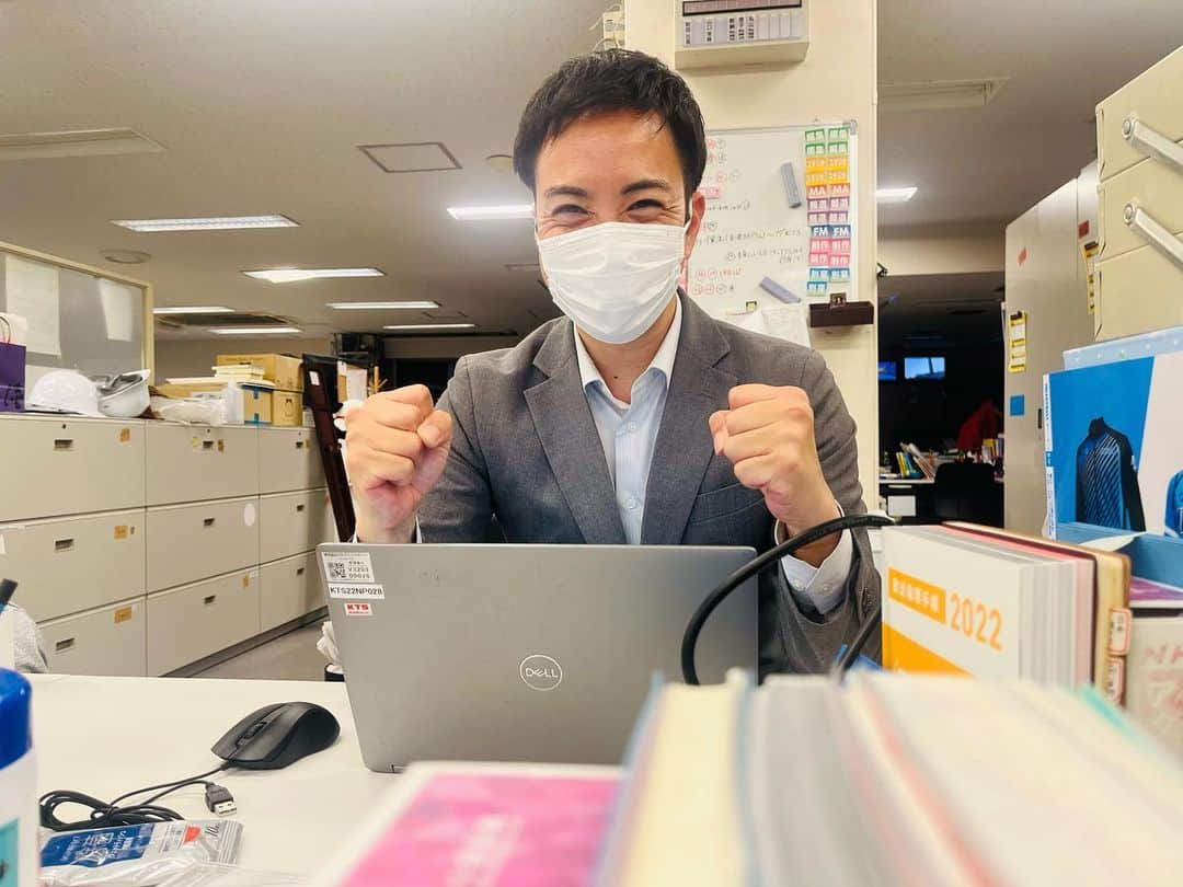 前原竜二のインスタグラム：「・ 鹿児島ユナイテッド勝利！ 五領選手の2ゴールしびれました！ そしてこの勝利でユナイテッドは J３リーグ通算100勝！ JFL時代から所属する五領選手の活躍で この節目となる勝利を手にしました！ スタジアムの雰囲気も最高でした！ #ktstv #鹿児島ユナイテッドFC #五領淳樹　選手 #霧島市 #実況終えて #興奮冷めやらぬまま #会社に戻ってきて #井上彩香　アナに撮影してもらいました」