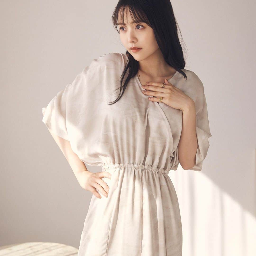 新田さちかさんのインスタグラム写真 - (新田さちかInstagram)「【春の新作】 3月27日(月) 20時発売 Original Marble Print Dress Beige / Gray  春の新作ワンピースが明日20時より新発売。 sachatオリジナルのマーブルプリントを全面に施した贅沢なワンピース。 鎖骨を綺麗に魅せるカシュクールに、抜け感のあるドルマンスリーブを組み合わせた上身頃はリラックスできる仕様でありながら優美な雰囲気を醸し出します。 袖山にはギャザーを施しデザイン性とプラス。 ウエストはゴムで仕上げているので体型問わず心地よく着用していただけます。 スカート部分のマーメイドシルエットが女性らしさを引き出し、体のラインに沿うように切り替えを入れた立体感のある仕様。  一枚着るだけでスタイリングが決まる、これからの季節に活躍すること間違いなしの逸品です。 どうぞお見逃しなく✴︎  #sachat #サーシャ」3月26日 23時12分 - sachat__official