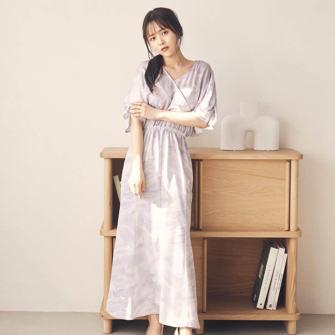 新田さちかさんのインスタグラム写真 - (新田さちかInstagram)「【春の新作】 3月27日(月) 20時発売 Original Marble Print Dress Beige / Gray  春の新作ワンピースが明日20時より新発売。 sachatオリジナルのマーブルプリントを全面に施した贅沢なワンピース。 鎖骨を綺麗に魅せるカシュクールに、抜け感のあるドルマンスリーブを組み合わせた上身頃はリラックスできる仕様でありながら優美な雰囲気を醸し出します。 袖山にはギャザーを施しデザイン性とプラス。 ウエストはゴムで仕上げているので体型問わず心地よく着用していただけます。 スカート部分のマーメイドシルエットが女性らしさを引き出し、体のラインに沿うように切り替えを入れた立体感のある仕様。  一枚着るだけでスタイリングが決まる、これからの季節に活躍すること間違いなしの逸品です。 どうぞお見逃しなく✴︎  #sachat #サーシャ」3月26日 23時12分 - sachat__official