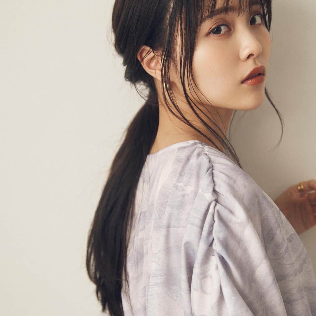 新田さちかさんのインスタグラム写真 - (新田さちかInstagram)「【春の新作】 3月27日(月) 20時発売 Original Marble Print Dress Beige / Gray  春の新作ワンピースが明日20時より新発売。 sachatオリジナルのマーブルプリントを全面に施した贅沢なワンピース。 鎖骨を綺麗に魅せるカシュクールに、抜け感のあるドルマンスリーブを組み合わせた上身頃はリラックスできる仕様でありながら優美な雰囲気を醸し出します。 袖山にはギャザーを施しデザイン性とプラス。 ウエストはゴムで仕上げているので体型問わず心地よく着用していただけます。 スカート部分のマーメイドシルエットが女性らしさを引き出し、体のラインに沿うように切り替えを入れた立体感のある仕様。  一枚着るだけでスタイリングが決まる、これからの季節に活躍すること間違いなしの逸品です。 どうぞお見逃しなく✴︎  #sachat #サーシャ」3月26日 23時12分 - sachat__official