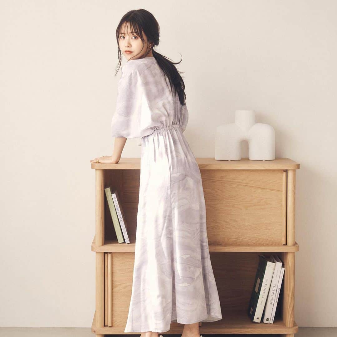 新田さちかさんのインスタグラム写真 - (新田さちかInstagram)「【春の新作】 3月27日(月) 20時発売 Original Marble Print Dress Beige / Gray  春の新作ワンピースが明日20時より新発売。 sachatオリジナルのマーブルプリントを全面に施した贅沢なワンピース。 鎖骨を綺麗に魅せるカシュクールに、抜け感のあるドルマンスリーブを組み合わせた上身頃はリラックスできる仕様でありながら優美な雰囲気を醸し出します。 袖山にはギャザーを施しデザイン性とプラス。 ウエストはゴムで仕上げているので体型問わず心地よく着用していただけます。 スカート部分のマーメイドシルエットが女性らしさを引き出し、体のラインに沿うように切り替えを入れた立体感のある仕様。  一枚着るだけでスタイリングが決まる、これからの季節に活躍すること間違いなしの逸品です。 どうぞお見逃しなく✴︎  #sachat #サーシャ」3月26日 23時12分 - sachat__official
