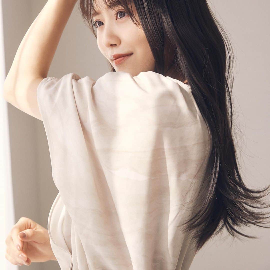 新田さちかさんのインスタグラム写真 - (新田さちかInstagram)「【春の新作】 3月27日(月) 20時発売 Original Marble Print Dress Beige / Gray  春の新作ワンピースが明日20時より新発売。 sachatオリジナルのマーブルプリントを全面に施した贅沢なワンピース。 鎖骨を綺麗に魅せるカシュクールに、抜け感のあるドルマンスリーブを組み合わせた上身頃はリラックスできる仕様でありながら優美な雰囲気を醸し出します。 袖山にはギャザーを施しデザイン性とプラス。 ウエストはゴムで仕上げているので体型問わず心地よく着用していただけます。 スカート部分のマーメイドシルエットが女性らしさを引き出し、体のラインに沿うように切り替えを入れた立体感のある仕様。  一枚着るだけでスタイリングが決まる、これからの季節に活躍すること間違いなしの逸品です。 どうぞお見逃しなく✴︎  #sachat #サーシャ」3月26日 23時12分 - sachat__official