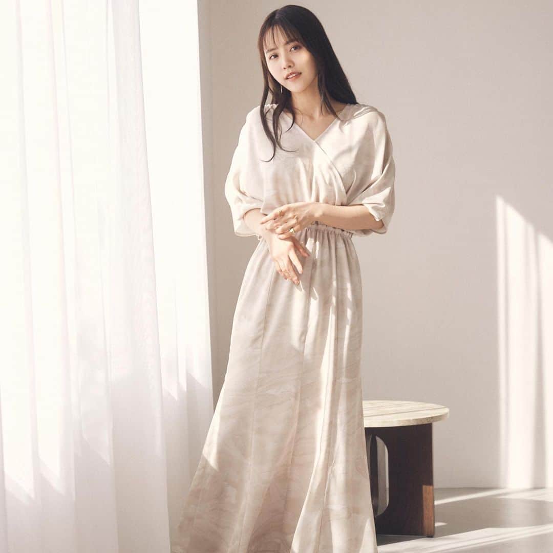 新田さちかさんのインスタグラム写真 - (新田さちかInstagram)「【春の新作】 3月27日(月) 20時発売 Original Marble Print Dress Beige / Gray  春の新作ワンピースが明日20時より新発売。 sachatオリジナルのマーブルプリントを全面に施した贅沢なワンピース。 鎖骨を綺麗に魅せるカシュクールに、抜け感のあるドルマンスリーブを組み合わせた上身頃はリラックスできる仕様でありながら優美な雰囲気を醸し出します。 袖山にはギャザーを施しデザイン性とプラス。 ウエストはゴムで仕上げているので体型問わず心地よく着用していただけます。 スカート部分のマーメイドシルエットが女性らしさを引き出し、体のラインに沿うように切り替えを入れた立体感のある仕様。  一枚着るだけでスタイリングが決まる、これからの季節に活躍すること間違いなしの逸品です。 どうぞお見逃しなく✴︎  #sachat #サーシャ」3月26日 23時12分 - sachat__official