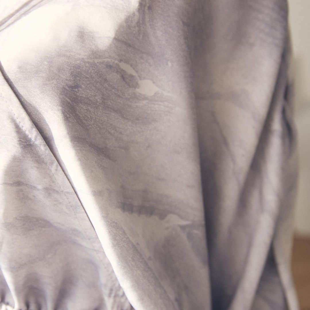 新田さちかさんのインスタグラム写真 - (新田さちかInstagram)「【春の新作】 3月27日(月) 20時発売 Original Marble Print Dress Beige / Gray  春の新作ワンピースが明日20時より新発売。 sachatオリジナルのマーブルプリントを全面に施した贅沢なワンピース。 鎖骨を綺麗に魅せるカシュクールに、抜け感のあるドルマンスリーブを組み合わせた上身頃はリラックスできる仕様でありながら優美な雰囲気を醸し出します。 袖山にはギャザーを施しデザイン性とプラス。 ウエストはゴムで仕上げているので体型問わず心地よく着用していただけます。 スカート部分のマーメイドシルエットが女性らしさを引き出し、体のラインに沿うように切り替えを入れた立体感のある仕様。  一枚着るだけでスタイリングが決まる、これからの季節に活躍すること間違いなしの逸品です。 どうぞお見逃しなく✴︎  #sachat #サーシャ」3月26日 23時12分 - sachat__official