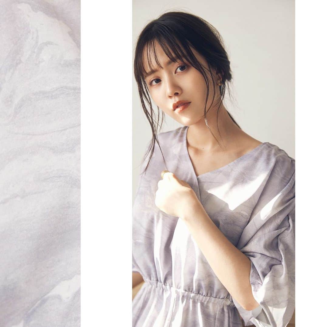 新田さちかさんのインスタグラム写真 - (新田さちかInstagram)「【春の新作】 3月27日(月) 20時発売 Original Marble Print Dress Beige / Gray  春の新作ワンピースが明日20時より新発売。 sachatオリジナルのマーブルプリントを全面に施した贅沢なワンピース。 鎖骨を綺麗に魅せるカシュクールに、抜け感のあるドルマンスリーブを組み合わせた上身頃はリラックスできる仕様でありながら優美な雰囲気を醸し出します。 袖山にはギャザーを施しデザイン性とプラス。 ウエストはゴムで仕上げているので体型問わず心地よく着用していただけます。 スカート部分のマーメイドシルエットが女性らしさを引き出し、体のラインに沿うように切り替えを入れた立体感のある仕様。  一枚着るだけでスタイリングが決まる、これからの季節に活躍すること間違いなしの逸品です。 どうぞお見逃しなく✴︎  #sachat #サーシャ」3月26日 23時12分 - sachat__official