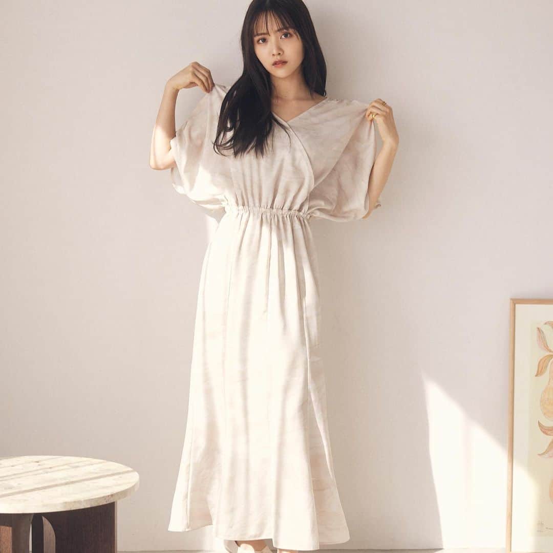 新田さちかさんのインスタグラム写真 - (新田さちかInstagram)「【春の新作】 3月27日(月) 20時発売 Original Marble Print Dress Beige / Gray  春の新作ワンピースが明日20時より新発売。 sachatオリジナルのマーブルプリントを全面に施した贅沢なワンピース。 鎖骨を綺麗に魅せるカシュクールに、抜け感のあるドルマンスリーブを組み合わせた上身頃はリラックスできる仕様でありながら優美な雰囲気を醸し出します。 袖山にはギャザーを施しデザイン性とプラス。 ウエストはゴムで仕上げているので体型問わず心地よく着用していただけます。 スカート部分のマーメイドシルエットが女性らしさを引き出し、体のラインに沿うように切り替えを入れた立体感のある仕様。  一枚着るだけでスタイリングが決まる、これからの季節に活躍すること間違いなしの逸品です。 どうぞお見逃しなく✴︎  #sachat #サーシャ」3月26日 23時12分 - sachat__official