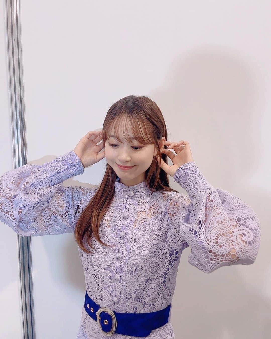 芹澤優のインスタグラム：「💜  AJ かのかりステージのわたし！ こちらのワンピースは津野さんが用意してくださりました😊 パープル！！これからたくさん着ることになりそうです♡  スタイリスト　@shingo_tsuno   #はらぺこできたく #でもね #家にはお菓子とエリンギしかない #エリンギ焼こうかな #きのこってカロリーないよね #焼こうかなどうしようかな #たのぴい1日だった」