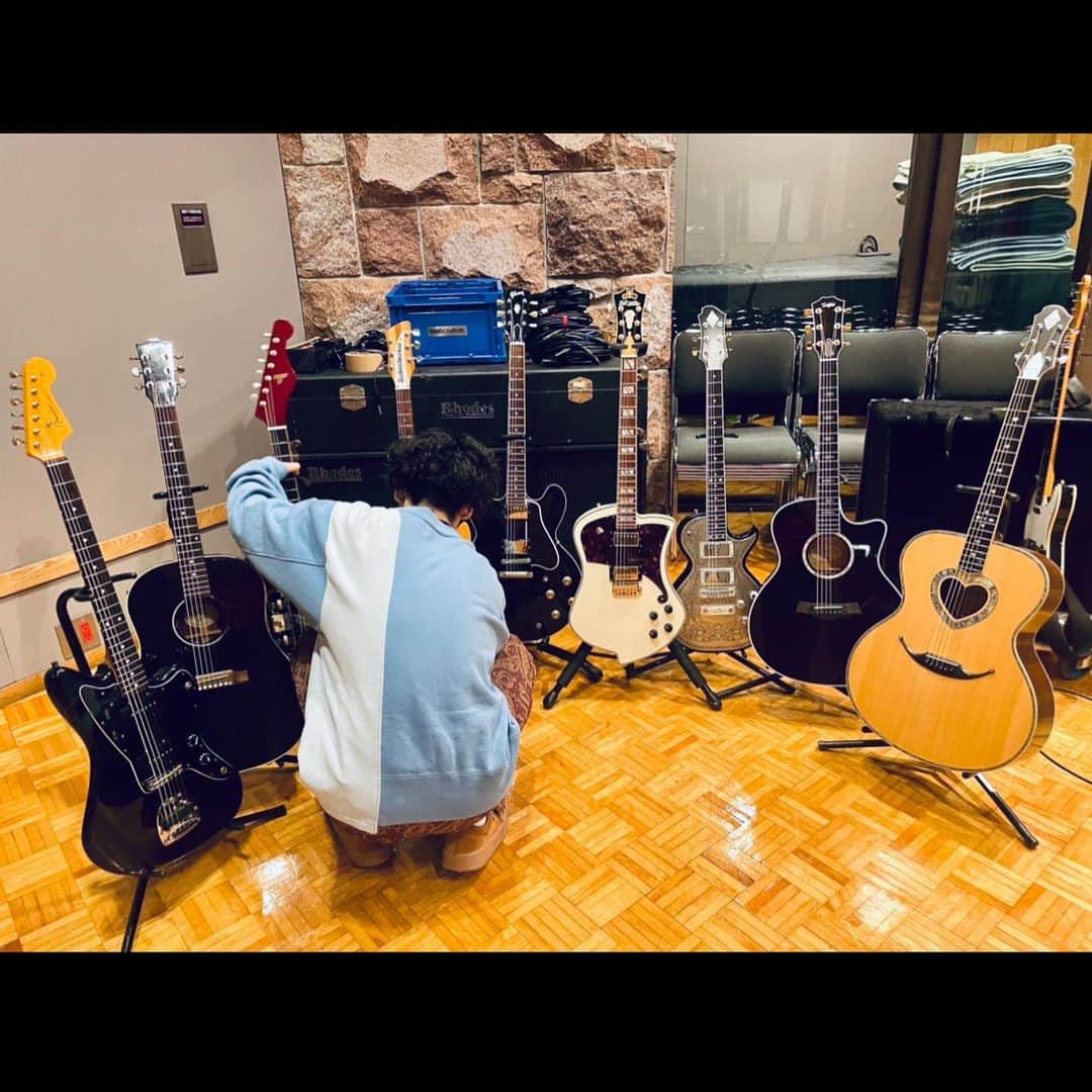 Nakajinさんのインスタグラム写真 - (NakajinInstagram)「レコーディングスタジオで自分のギター達がそこそこ集結してたので、気づいたらギター雑誌の表紙風撮影ごっこをしてました。疲れているみたいです🤪🤪」3月26日 23時23分 - nakajin
