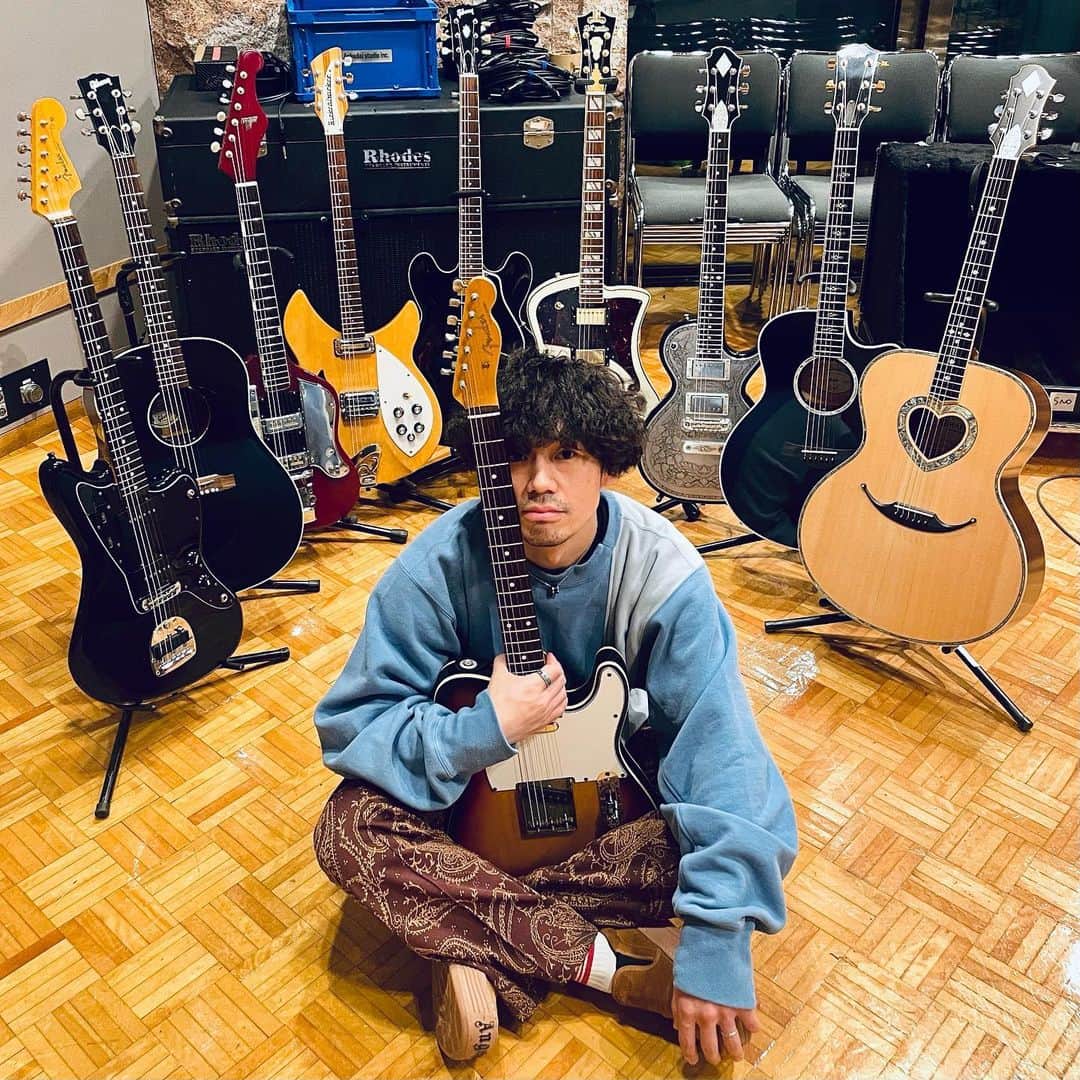 のインスタグラム：「レコーディングスタジオで自分のギター達がそこそこ集結してたので、気づいたらギター雑誌の表紙風撮影ごっこをしてました。疲れているみたいです🤪🤪」