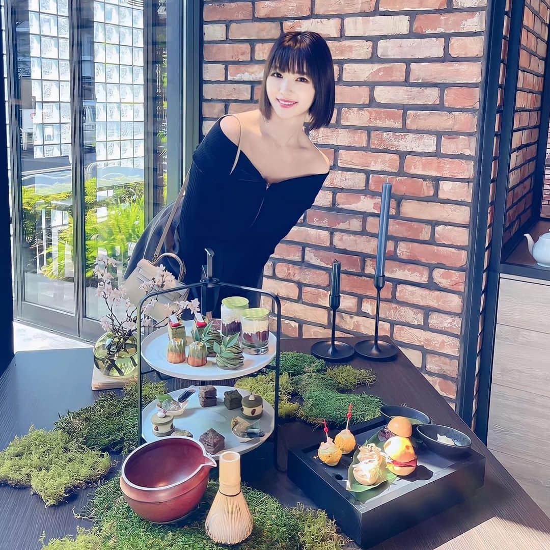 森下悠里のインスタグラム：「@tokyobayshiomi_princehotel   4/1からスタートの五感で楽しむアフティ💚🍵🌸🍃 特別にご招待していただき @sayaka112009 さやかちゃんと行ってきました💕  私は甘いの🧁ずっと食べるよりも セイボリーもあるアフティが好きなんだけど  ここのアフティはそんな私に嬉しいメニューでした😌  セイボリー♡  ミニローストビーフのハンバーガー🍔 グリーンピースのムース柚子のソース 真鯛と梅のタルタル チコリサラダのタルト仕立て 抹茶、ほうじ茶スコーン  と、甘いのが苦手な方も一緒に楽しめるアフティ💚  甘い系♡  水信玄餅 ミニ抹茶カヌレ🍊マーマレード添え 小豆と抹茶のムースケーキ🍰 抹茶ヴェリーヌ 抹茶チーズバターサンド 苺in抹茶モンブラン🍓  ドリンクもお洒落💚  テーブルにお茶セットがあって 点茶体験が出来ます✨  味わい深いお抹茶をいただいて  メニューから桜のハーブティー（アイス）🌸 シナモンフルーツハーブティー（アイス）🍋  美味しくいただきました💕  ホテルランチやアフティ好きな方は是非是非💚 とってもオススメです💕」