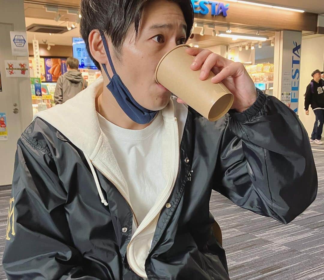 桑原雅人さんのインスタグラム写真 - (桑原雅人Instagram)「福岡できむと、飯食って飲んで次の日のお昼食べて帰りの空港で飲みました  #福岡劇場 #きむはすぐ本音で話すので楽しい #同期のツジカオルコのお店 #1周年記念 #多田さんも後輩と来ていた #多田さんのシランテ発動してました #メタルラック美意識タカシ  #気になるあの娘水沼」3月26日 23時27分 - kuwatotto