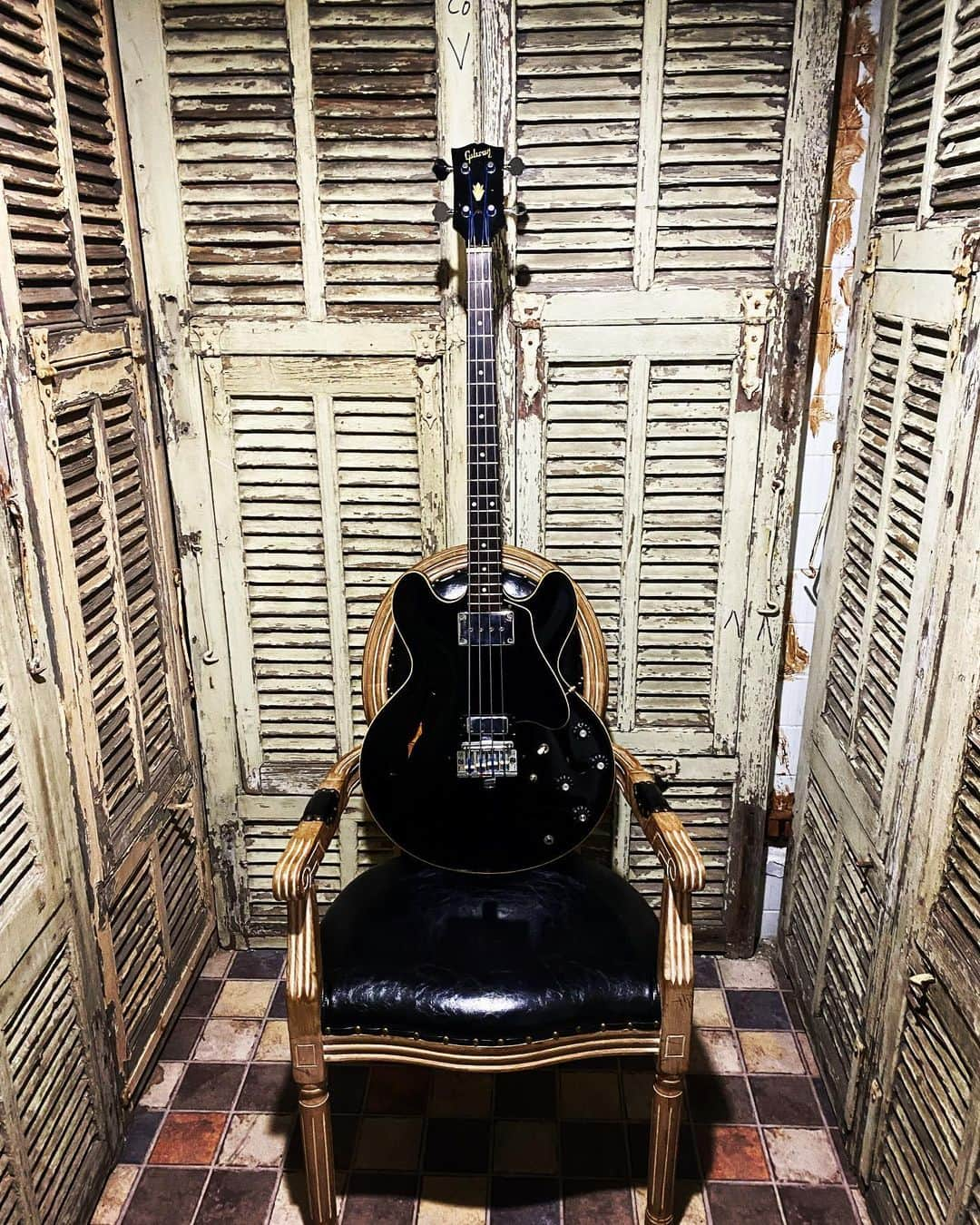 弘田佳孝のインスタグラム：「I was shooting a music video for “The Rops”, today. #gibson #vintagegibson #vintagebass #basse #eb2d #eb2dbass #gibsoneb2d」