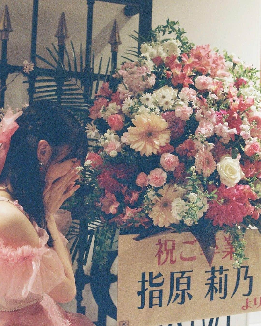 渡部愛加里さんのインスタグラム写真 - (渡部愛加里Instagram)「2023.03.26 💐  HKT48を卒業しました。 約5年間応援していただきありがとうございました！  大好きなメンバー、ファンの皆さんと過ごす日々が楽しくて私にとっての宝物です。  ずっと大好きで憧れだった48グループに入れて、自分の名前を残せたこと本当にしあわせです。  これから先、新しい環境でまた1から頑張るので応援していただけると嬉しいです。  このアカウントはこれからも消さずに残すので寂しくなったら見に来てくださいね☺️  今までありがとうございました！  みんなー！元気でねー！  #HKT48」3月26日 23時33分 - akarin_1018