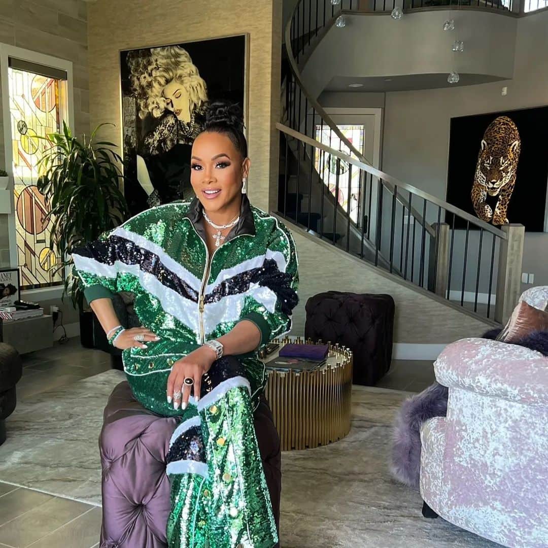 ヴィヴィカ・A・フォックスのインスタグラム：「Happy Blessed Sunday Dawlings! #SunSmiles Much LUV to my GURL @dallasdoll702 for showing my BEAUTIFUL GodDaughter @princessimanjoelle Mom @loveazja Dad @coachcherif & I the BEST time @thelionkingnationaltour The talented & kind cast was AWESOME! Rocking @philipppleinofficial tracksuit Thankx @Jackberidian @gianvitorossi boots Makeup/Pix @chenoarunningfox Hair @kenyaonhair #LifeIsGood #GodIsGood #Blessed #Respect #Girlpower #VivicaFoxHair #TeamVivica #TeamFox #MyGrindDontStop #LegitimateCareers #BossMoves #LoveWins #StageLifeþ #GodMommy #ClassicBadChicks 🔥🤴🏽👸🏽🤑🦁🔥」