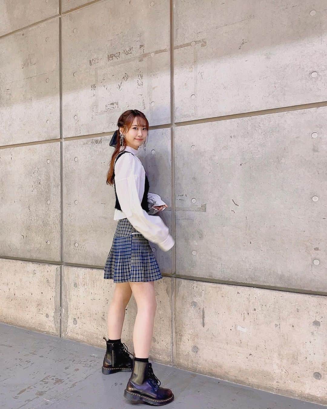 芹澤優のインスタグラム：「🌙  AJ てんぷるステージのわたし 月夜ちゃんはJKなのでちょっとそんなイメージです！一応青も入れたよ♡  こちらは私服 トップス　@mecre_official  くろいの　@miette.jp  スカート　@dreamsisterjane  ブーツ　@drmartensofficial  ピアス　@honeymihoney_official   ヘアメイク　@1129kotomi   深夜に丁寧にインスタを更新する女 もしかしてえらいかもしれない🥺  #明日はkoofes #連日で私のオタク疲れてないかしら #疲れててもみくれるよね #圧」
