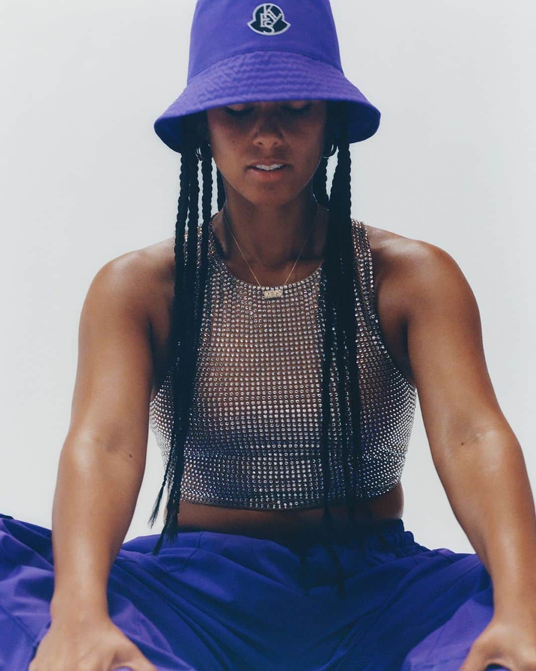 モンクレールのインスタグラム：「“I like things that are a little bit tougher, boyish, fluid. It feels so good – you don’t need to define it.”  Alicia Keys explores a ‘tomboy chic’ aesthetic in her debut Moncler Genius collection, inspired by effortlessly fresh streetwear volumes, with a sensual twist.   Explore the Moncler x Alicia Keys collection on moncler.com.   #MONCLERGENIUS  #MONCLERALICIAKEYS  @aliciakeys  Photography : @laurajanecoulson」