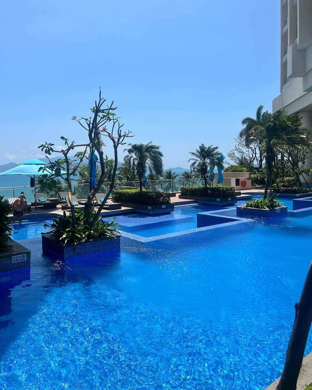 まつきりなさんのインスタグラム写真 - (まつきりなInstagram)「家族で泊まったニャチャンのホテルプール 無加工でも加工したくらいの綺麗な景色🌴  #SheratonNhaTrang 2泊 #InterContinentalNhaTrang 1泊  🏊‍♂️💨💨💨  #Vietnam #ニャチャン #nhatrang」3月26日 23時52分 - matsuki_rina