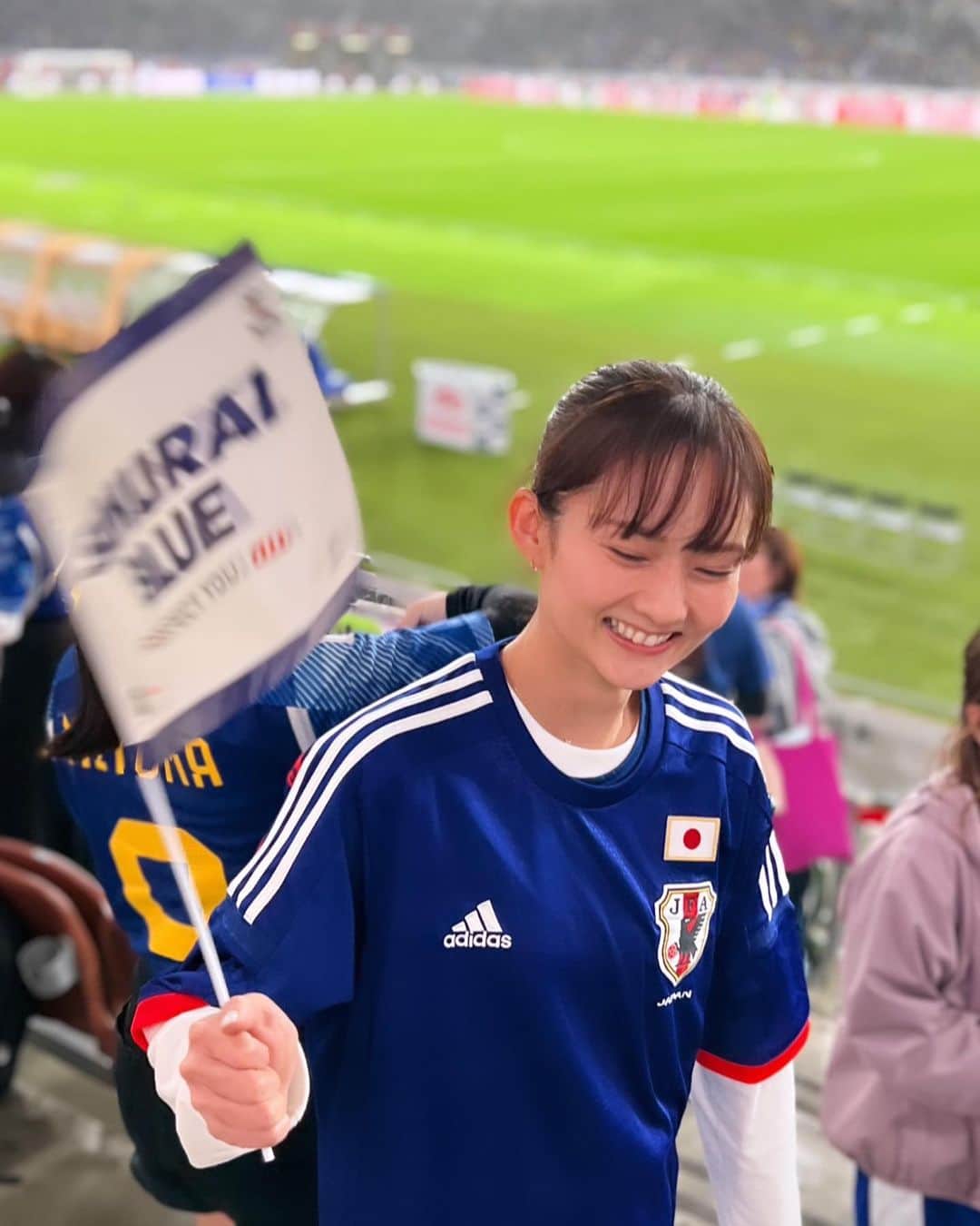 伊藤友季子さんのインスタグラム写真 - (伊藤友季子Instagram)「🇯🇵✨ ⁡ WBC世界一の興奮冷めやらぬ中… もうひとつのサムライチームの応援に⚽️📣 ⁡ いつも外から眺めていた新国立競技場の中に 入れただけで鳥肌が立つくらい嬉しくて オープニングから花火がどかーんとあがって 6万人以上いた観客がひとつになって テレビで応援していた大好きな選手たちが 目の前でプレーしていて どしゃぶりの雨の中、何度も滑って 転びながら懸命に戦っていて 同点ゴールが決まった時はみんなで 飛び上がって喜んで あっという間すぎて もっと観ていたいと思っちゃいました🥹 ⁡ 肌で感じるライブの臨場感、 空気感はやはり特別ですね。 久しぶりのスポーツ観戦に燃えました🔥 ⁡ 次のワールドカップに向けて サッカーも応援したいです！ 明日からまたがんばろうと思える 元気を頂きました。 ありがとう💙 ⁡ ⁡ #サムライブルー#サッカー日本代表 #ウルグアイ戦 #サッカー #サッカー観戦 #新国立競技場 #国立競技場 @japanfootballassociation」3月26日 23時55分 - yukiko_xx