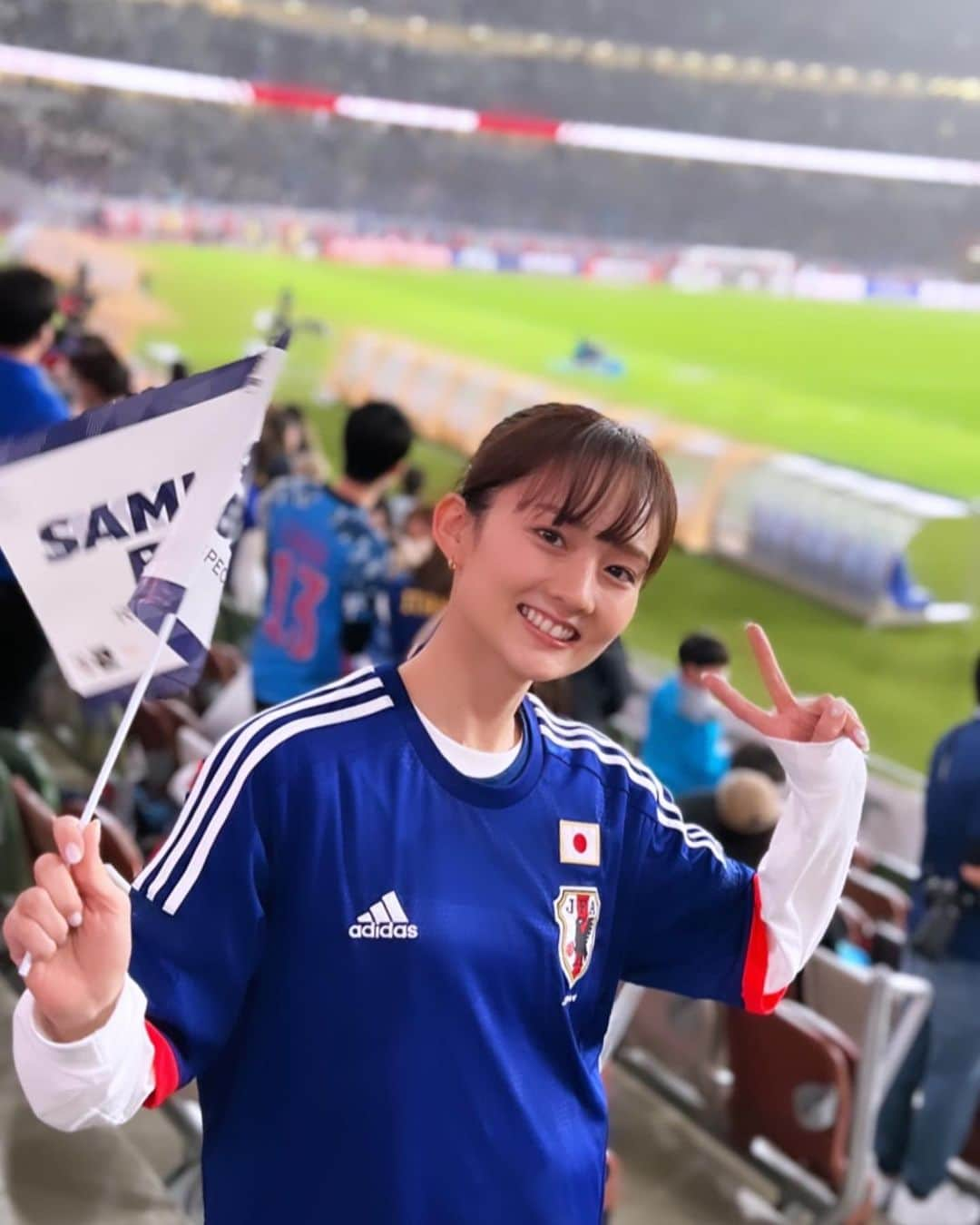 伊藤友季子のインスタグラム：「🇯🇵✨ ⁡ WBC世界一の興奮冷めやらぬ中… もうひとつのサムライチームの応援に⚽️📣 ⁡ いつも外から眺めていた新国立競技場の中に 入れただけで鳥肌が立つくらい嬉しくて オープニングから花火がどかーんとあがって 6万人以上いた観客がひとつになって テレビで応援していた大好きな選手たちが 目の前でプレーしていて どしゃぶりの雨の中、何度も滑って 転びながら懸命に戦っていて 同点ゴールが決まった時はみんなで 飛び上がって喜んで あっという間すぎて もっと観ていたいと思っちゃいました🥹 ⁡ 肌で感じるライブの臨場感、 空気感はやはり特別ですね。 久しぶりのスポーツ観戦に燃えました🔥 ⁡ 次のワールドカップに向けて サッカーも応援したいです！ 明日からまたがんばろうと思える 元気を頂きました。 ありがとう💙 ⁡ ⁡ #サムライブルー#サッカー日本代表 #ウルグアイ戦 #サッカー #サッカー観戦 #新国立競技場 #国立競技場 @japanfootballassociation」