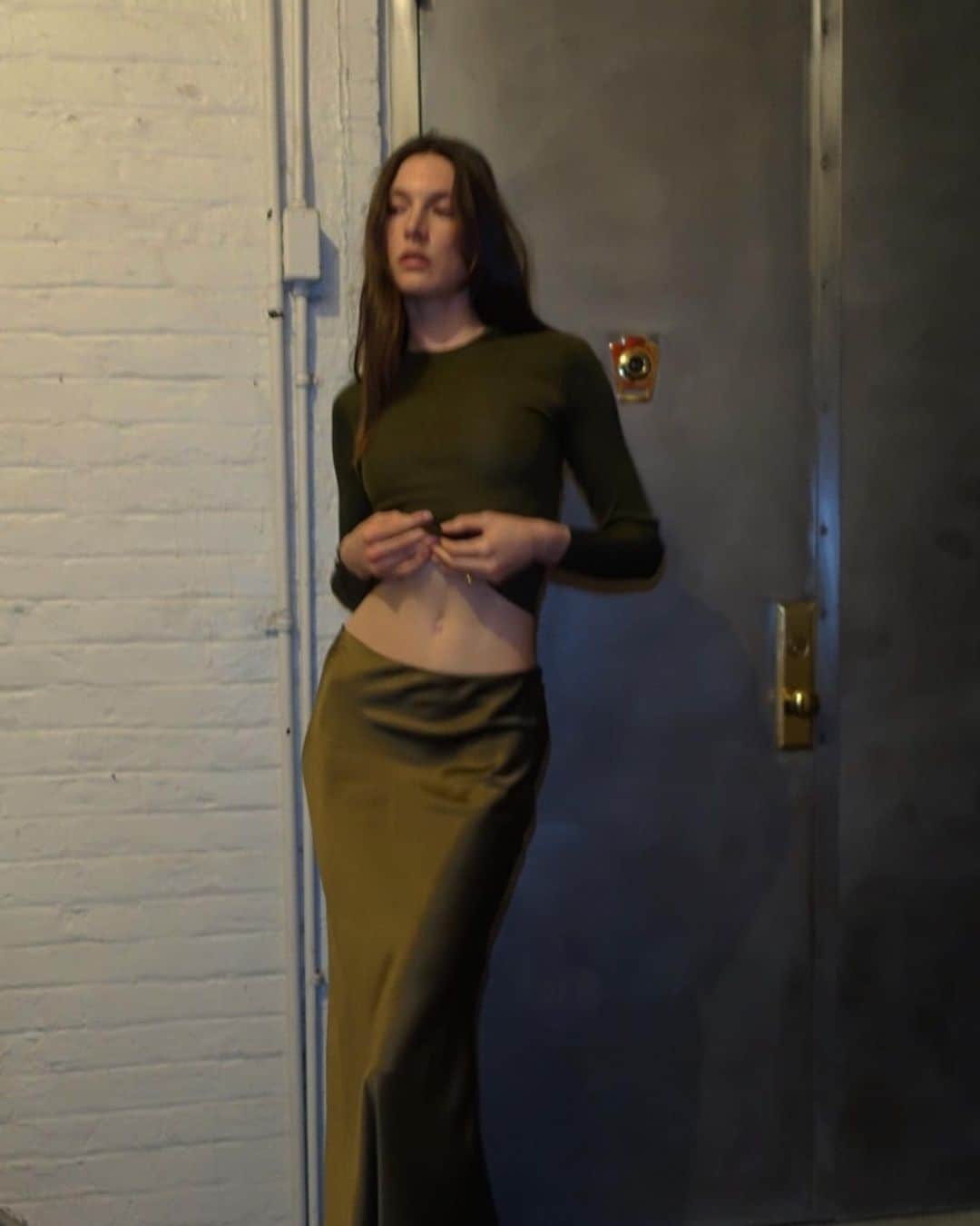 ジャクリーン・ヤブロンスキーのインスタグラム：「Midriffs out for the first day of spring🌹」