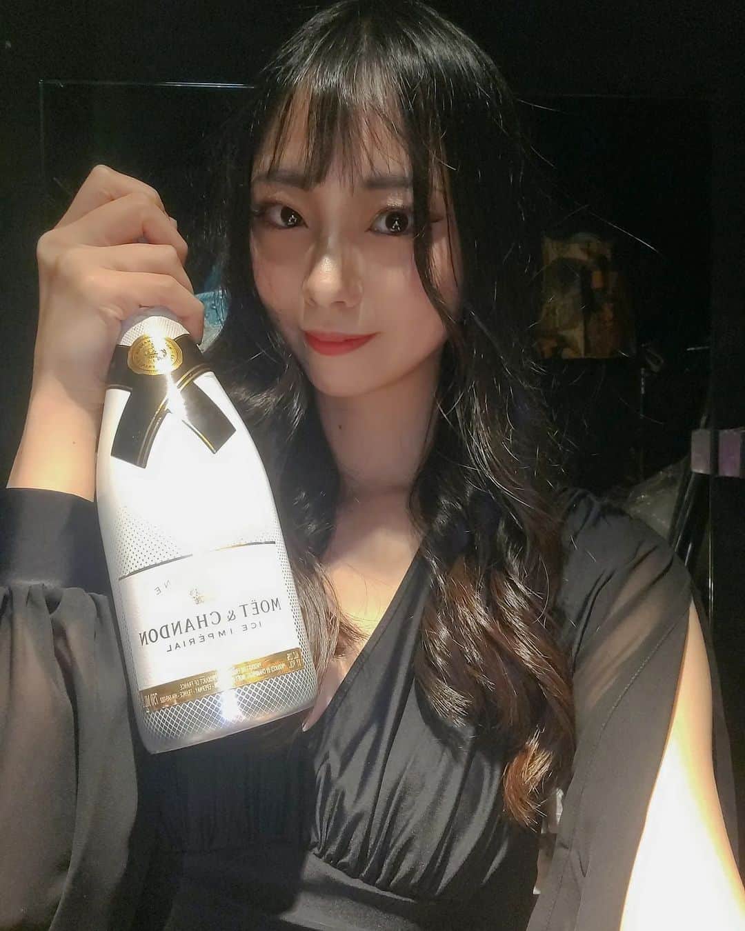 ほたるのインスタグラム：「3.25🥂 シャンパンありがとうございました！ 4年以上応援してくれている女の子から👩💗 チップもたくさんありがとう....🎩⭐  会いに来てくれると知ったとき、 とても嬉しかった、、 いろいろな思い出がありますね、、  出会った当時は 右も左も分からない状態だったのに わたしの事を見つけてくれて ずーーっと応援してくれて.... ほったんは幸せです🌿😌  またこうして乾杯できる日が来て、 実現するとは...大変嬉しいです！！  相変わらず、注ぐの下手でごめんなさい🙏 (たぶん開けるのも下手)  なにかと不器用な私ですが、 これからも見守っていただけると嬉しいです🐢🐢🐢♥️  @cabarettokyo #キャバレー東京 #CABARETTOKYO #五反田 #ショーパブ #シャンパン #黒髪ロング #高身長 #アジアンビューティー」