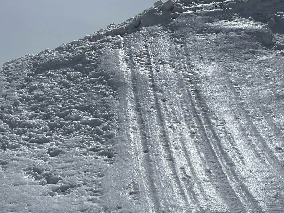 塩田真弓のインスタグラム：「スキーシーズン納め🎿 Last ski trip of this season  冬と春の駆け引きが生んだ芸術に 出会えました  春:「溶けよ」 冬:「溶けてなるものか」  自然の会話を垣間見た瞬間 撮れました！  自然の力を借りて 年度末、乗り切りましょう！  #春スキー #全身筋肉痛 #自然の芸術 #シャーベットスノー　重くて転びやすく膝を強打😭」