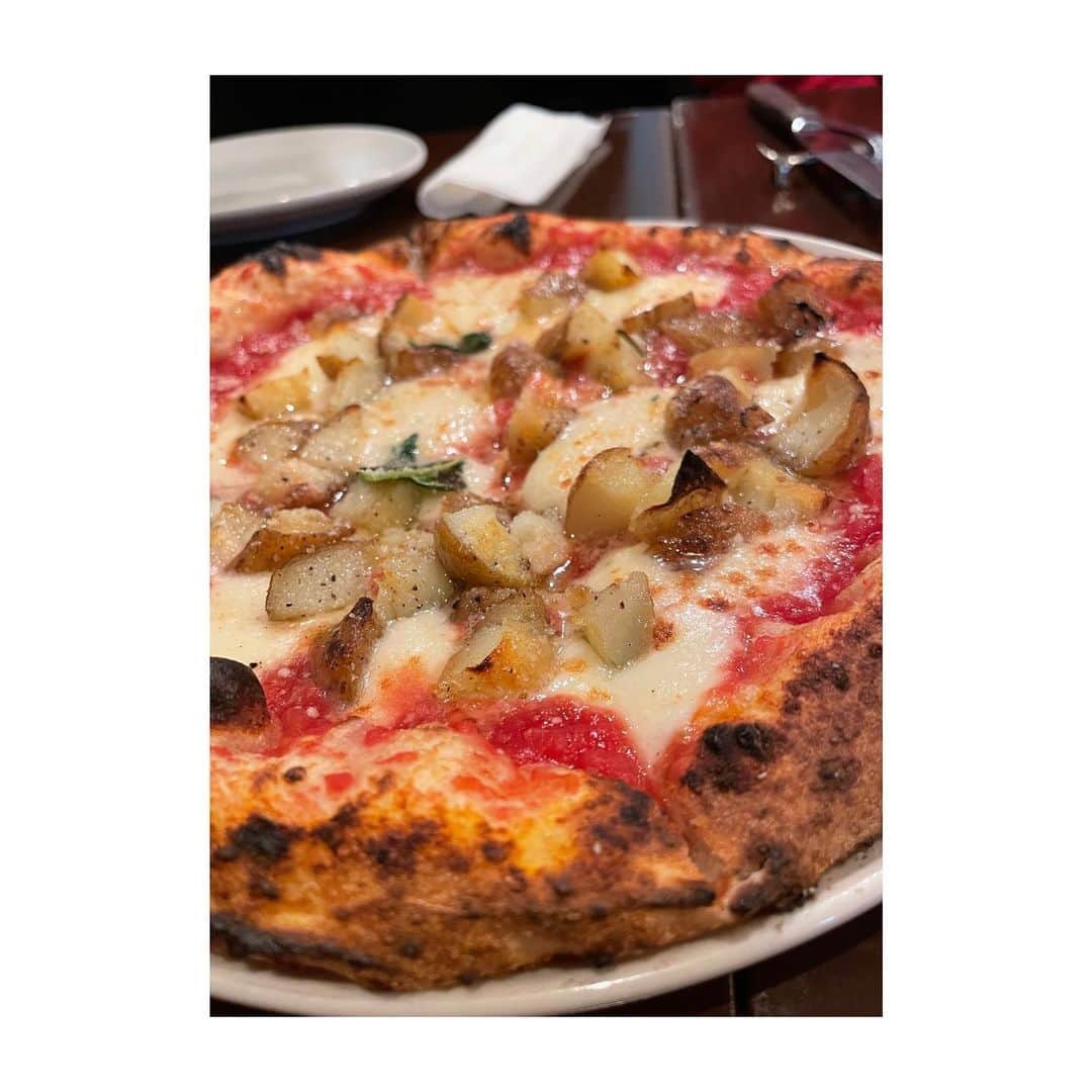 壺坂恵さんのインスタグラム写真 - (壺坂恵Instagram)「いつでも最高 うますぎる ありがとうございます ナポリに思いを馳せて （行ったこと無いけど〜〜  #pizza」3月27日 0時16分 - meg_tsubosaka