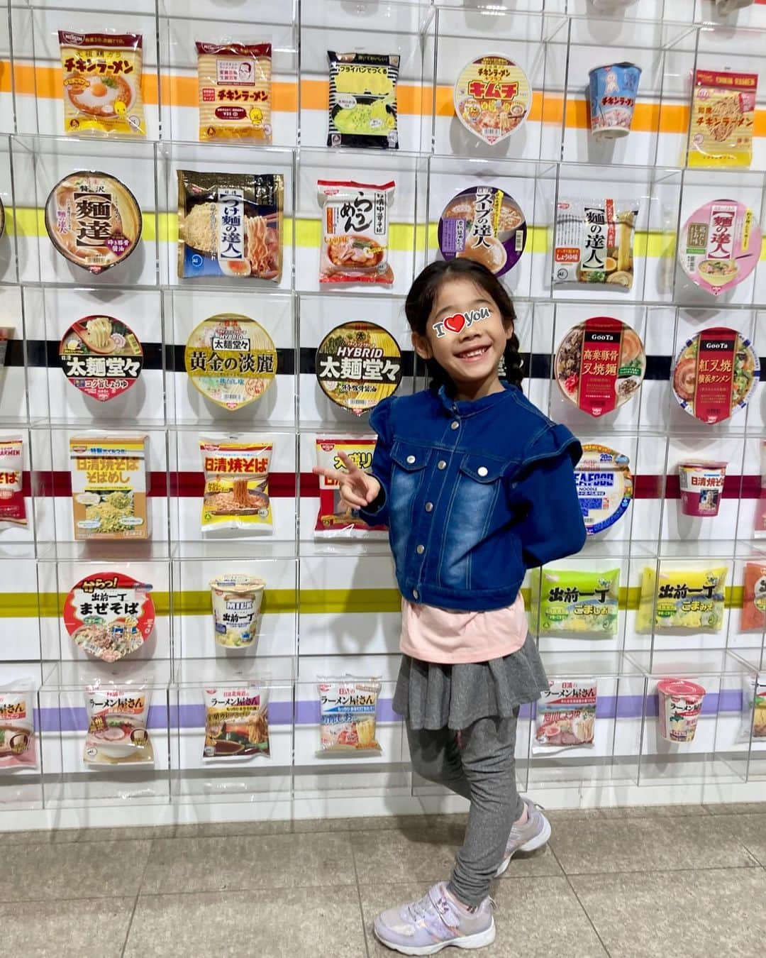 村田千弥さんのインスタグラム写真 - (村田千弥Instagram)「幼稚園のお友達との思い出作りに勤しんでいた日々から🎓やっと春休みモードへ🌸🌸🌸   #大阪池田 #カップヌードルミュージアム に行ってきました🍜  500円で #マイカップヌードル 作れるのも楽しい。 けど、大人は歴代のインスタント麺達にぐっとくるはず…  spa王でたらこスパゲティってものを知った人🙋🏻‍♀️ あるあるですよね？ 好きだったなぁー🍝  #大阪 #こどものいる暮らし #子どものいる生活 #こどもとおでかけ #関西お出かけ #大阪お出かけ #大阪ママ #春休み」3月27日 0時12分 - chr.0429