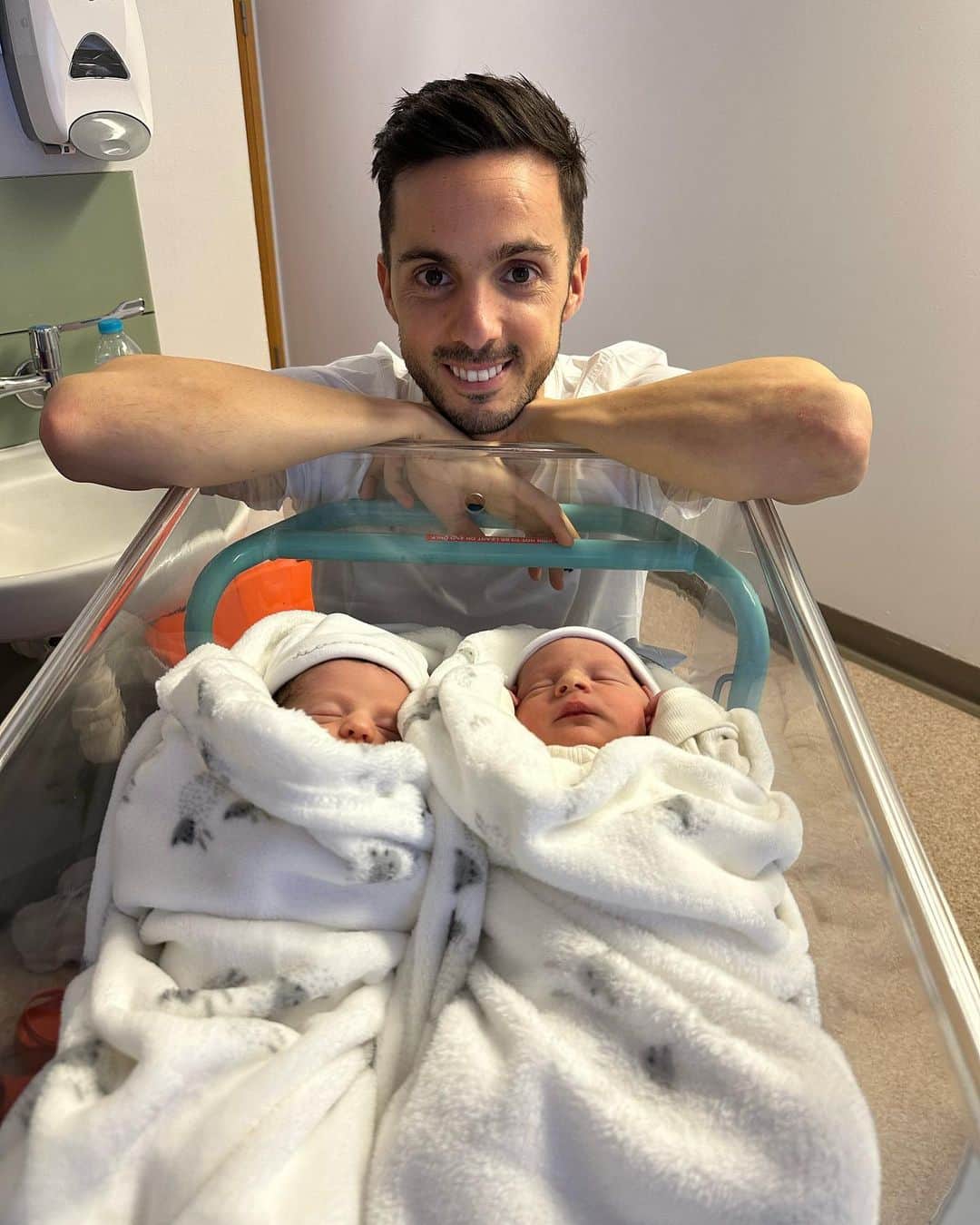 パブロ・サラビアのインスタグラム：「♥️El mejor día de nuestra vida ♥️ hoy empieza vuestra historia . Papá y mamá estarán aquí para acompañaros en este viaje. Gracias a todos por los mensajes. La mamá y los bebés se encuentran muy bien 🙏🏻♥️ @ccarmen36」
