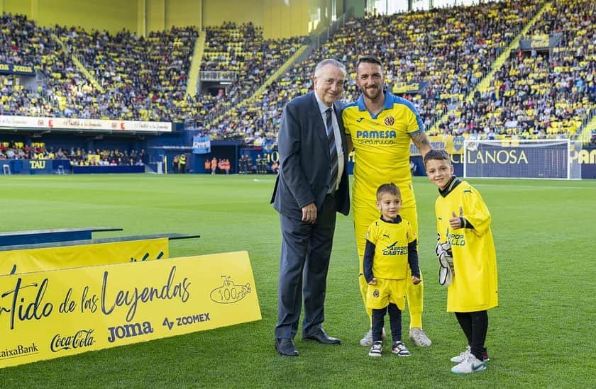 ゴンサロ・ロドリゲスのインスタグラム：「GRACIAS @villarrealcf y Fernando Roig por este partido,por recordarnos en este centenario y hacernos sentir que estamos en nuestra casa ..💛💛」