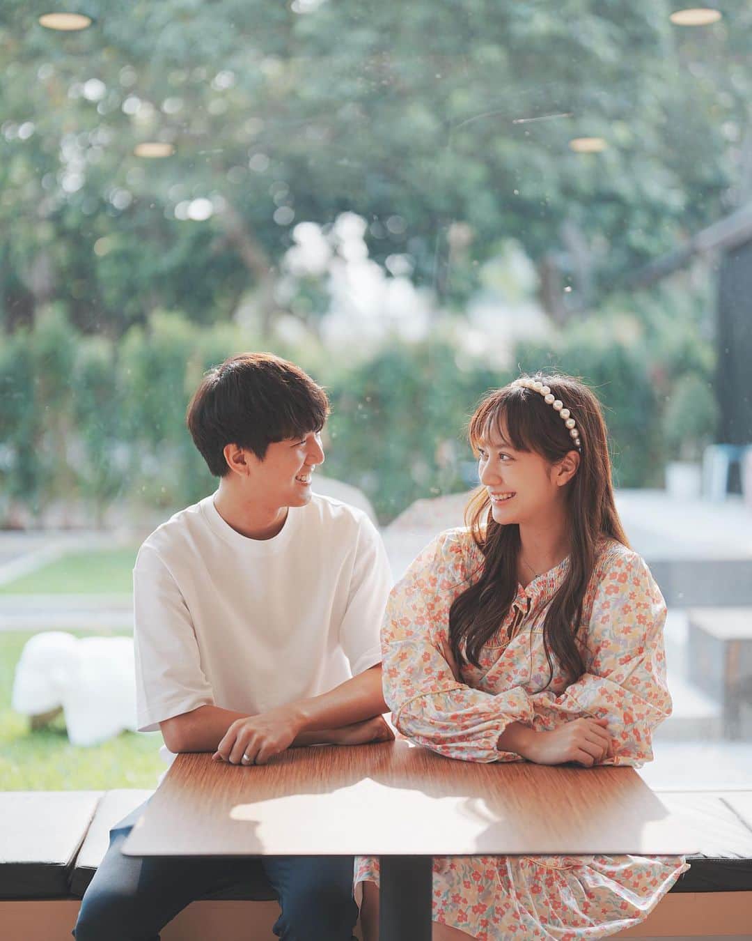 インヤさんのインスタグラム写真 - (インヤInstagram)「วันนี้คุณสามีพาไปเดทมาแหละ 🥰 ร้าน @saruda.pastry_espace สาขา2 ที่เพิ่งเปิดใหม่ได้ 3 อาทิตย์📍รีบไปเช็กอินกันนะ  ที่นี่เค้าทำขนมและเครื่องดื่มอร่อย 😋 (แอบได้ยินมาว่าเชฟมีดีกรีจบเรียนทำขนมจากฝรั่งเศสเลยด้วย)  📸 ถ่ายรูปได้ทุกมุม แถมมี our door ให้นั่งเล่นถ่ายรูปเพลินลืมเวลาไปรับลูกเลย 🐶 😂✨  #sarudafinestpastryespace  #คาเฟ่เปิดใหม่ #คาเฟ่เชียงใหม่ #ร้านขนมเชียงใหม่」3月27日 0時38分 - yingya_thanijachinya