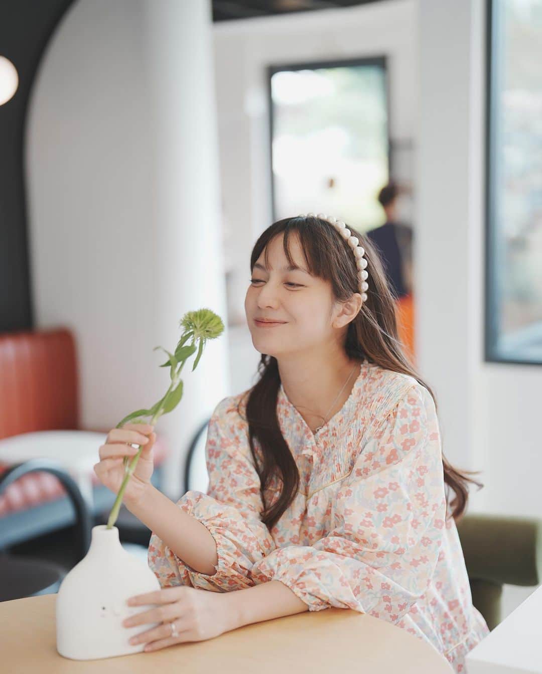 インヤさんのインスタグラム写真 - (インヤInstagram)「วันนี้คุณสามีพาไปเดทมาแหละ 🥰 ร้าน @saruda.pastry_espace สาขา2 ที่เพิ่งเปิดใหม่ได้ 3 อาทิตย์📍รีบไปเช็กอินกันนะ  ที่นี่เค้าทำขนมและเครื่องดื่มอร่อย 😋 (แอบได้ยินมาว่าเชฟมีดีกรีจบเรียนทำขนมจากฝรั่งเศสเลยด้วย)  📸 ถ่ายรูปได้ทุกมุม แถมมี our door ให้นั่งเล่นถ่ายรูปเพลินลืมเวลาไปรับลูกเลย 🐶 😂✨  #sarudafinestpastryespace  #คาเฟ่เปิดใหม่ #คาเฟ่เชียงใหม่ #ร้านขนมเชียงใหม่」3月27日 0時38分 - yingya_thanijachinya