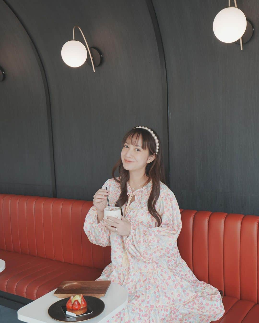 インヤさんのインスタグラム写真 - (インヤInstagram)「วันนี้คุณสามีพาไปเดทมาแหละ 🥰 ร้าน @saruda.pastry_espace สาขา2 ที่เพิ่งเปิดใหม่ได้ 3 อาทิตย์📍รีบไปเช็กอินกันนะ  ที่นี่เค้าทำขนมและเครื่องดื่มอร่อย 😋 (แอบได้ยินมาว่าเชฟมีดีกรีจบเรียนทำขนมจากฝรั่งเศสเลยด้วย)  📸 ถ่ายรูปได้ทุกมุม แถมมี our door ให้นั่งเล่นถ่ายรูปเพลินลืมเวลาไปรับลูกเลย 🐶 😂✨  #sarudafinestpastryespace  #คาเฟ่เปิดใหม่ #คาเฟ่เชียงใหม่ #ร้านขนมเชียงใหม่」3月27日 0時38分 - yingya_thanijachinya