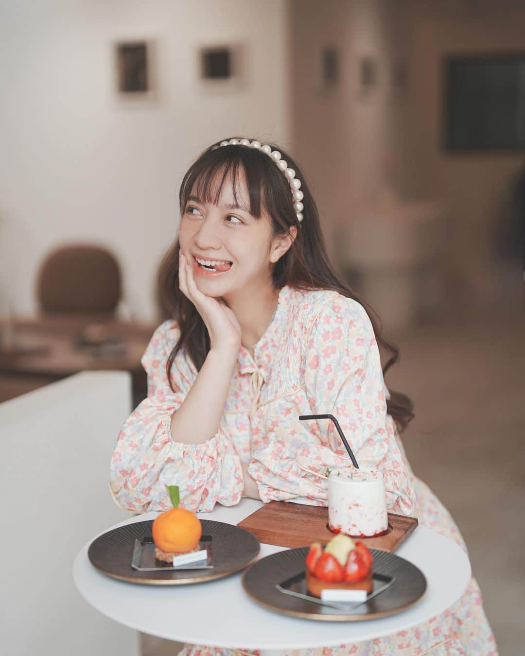 インヤのインスタグラム：「วันนี้คุณสามีพาไปเดทมาแหละ 🥰 ร้าน @saruda.pastry_espace สาขา2 ที่เพิ่งเปิดใหม่ได้ 3 อาทิตย์📍รีบไปเช็กอินกันนะ  ที่นี่เค้าทำขนมและเครื่องดื่มอร่อย 😋 (แอบได้ยินมาว่าเชฟมีดีกรีจบเรียนทำขนมจากฝรั่งเศสเลยด้วย)  📸 ถ่ายรูปได้ทุกมุม แถมมี our door ให้นั่งเล่นถ่ายรูปเพลินลืมเวลาไปรับลูกเลย 🐶 😂✨  #sarudafinestpastryespace  #คาเฟ่เปิดใหม่ #คาเฟ่เชียงใหม่ #ร้านขนมเชียงใหม่」
