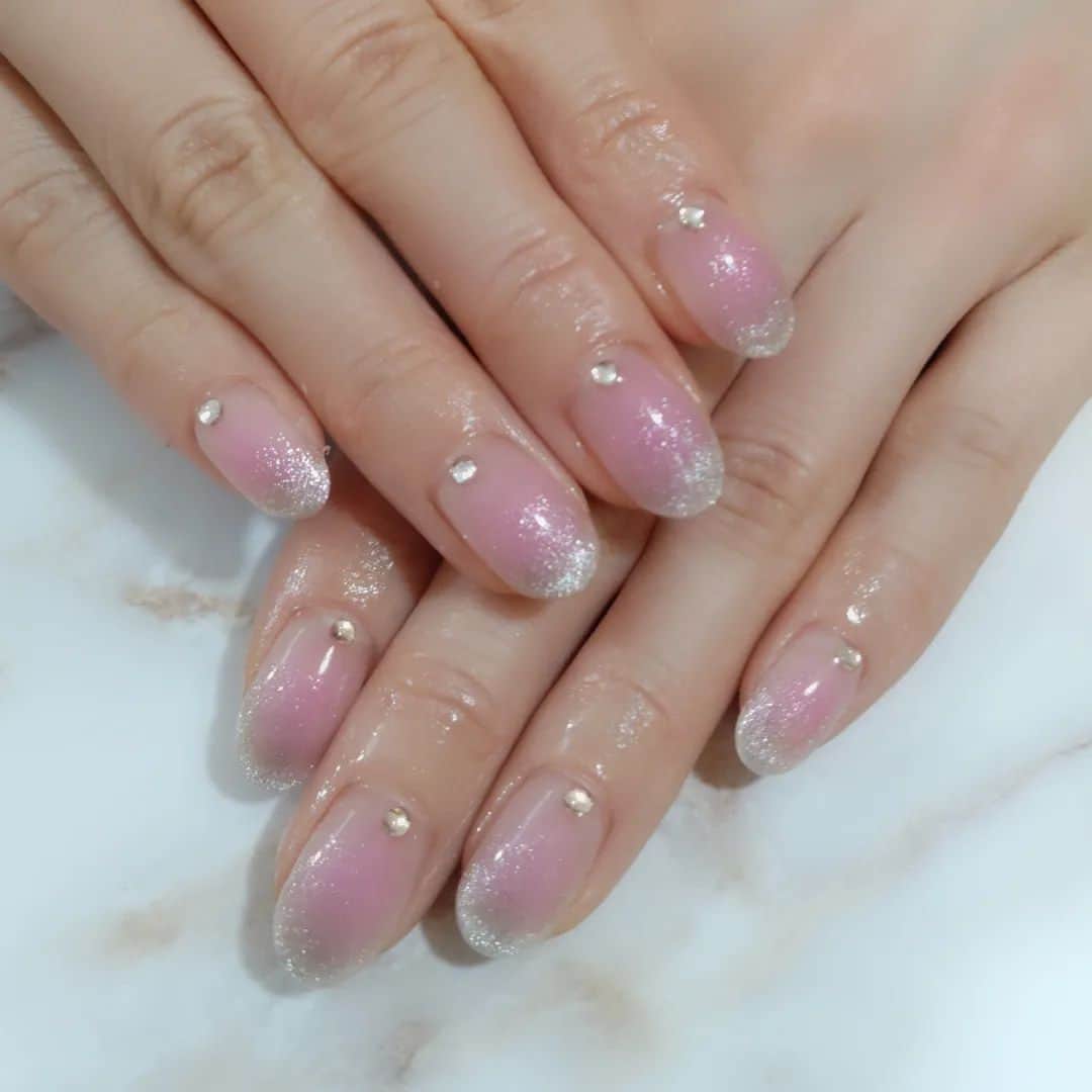 桜井彩のインスタグラム：「チークネイル×マグネットネイル💅  #ネイル #チークネイル #マグネットネイル #表参道 #外苑前」