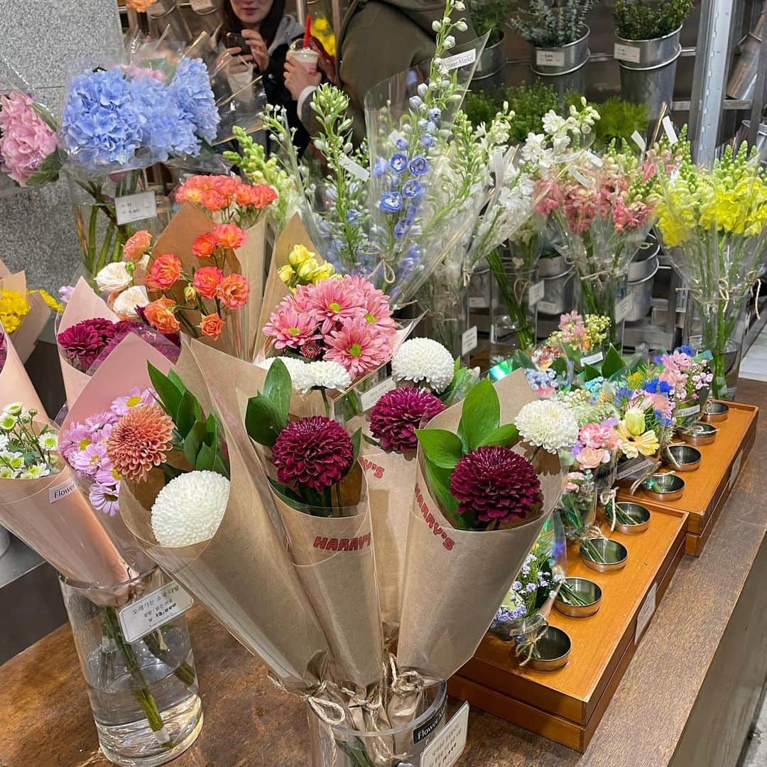 大谷由佳のインスタグラム：「韓国はお花屋さんがいっぱいで可愛かった〜💐✨  #韓国 #韓国旅行 #弘大 #ホンデ #korea #seoul」